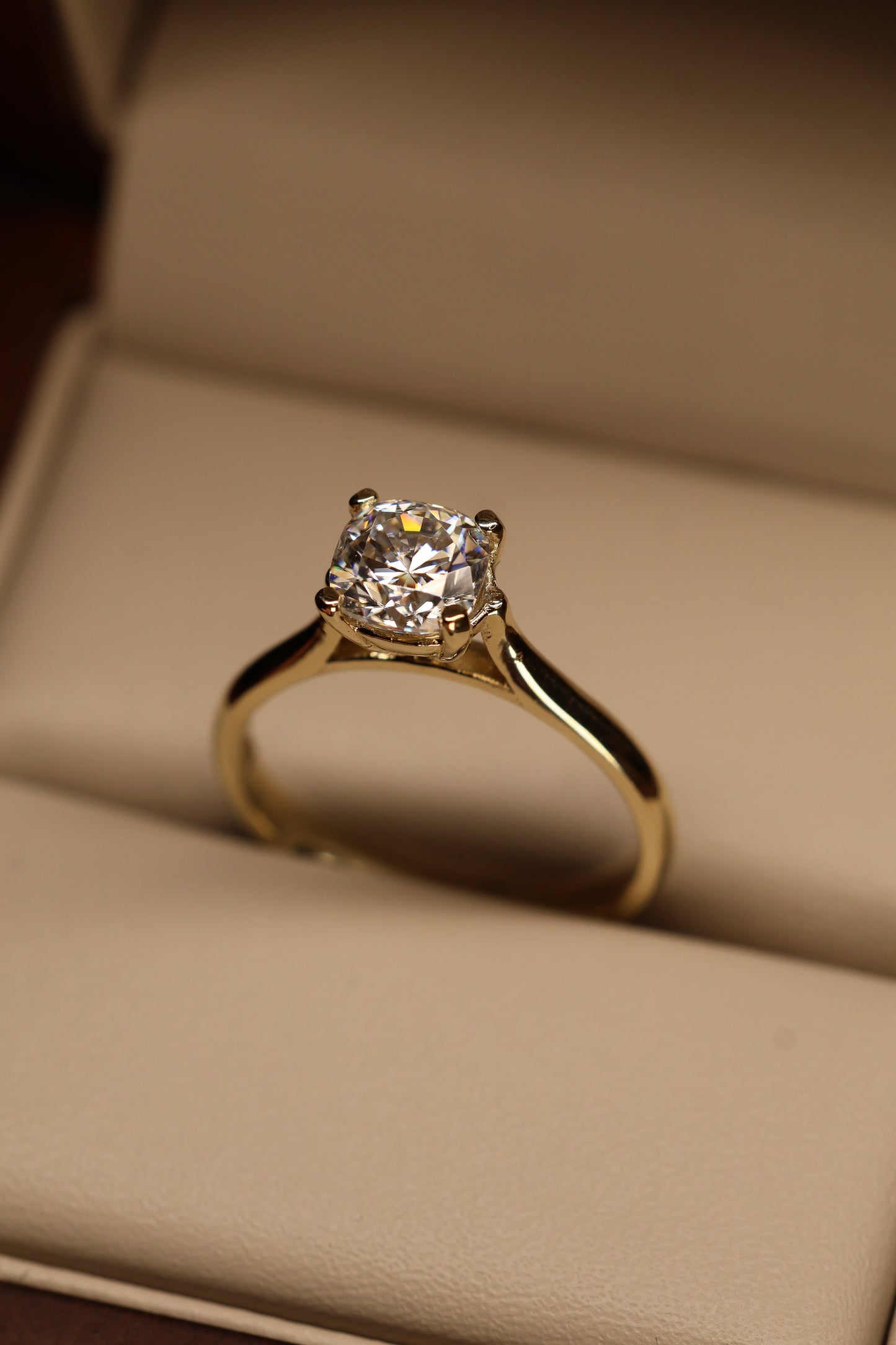 Anillo Estelle en Oro Amarillo 14k 1.0cts con Moissanita GRA Modelo 15353