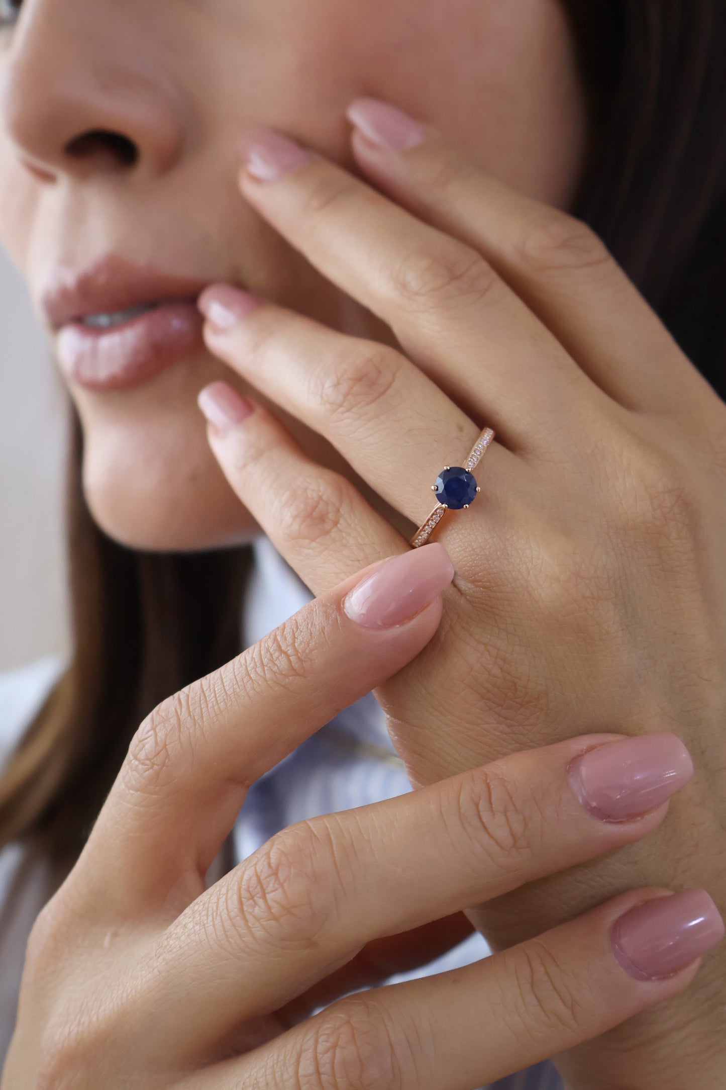 Anillo Anastasia en Oro Rosa 14k con Zafiro 0.80 ct