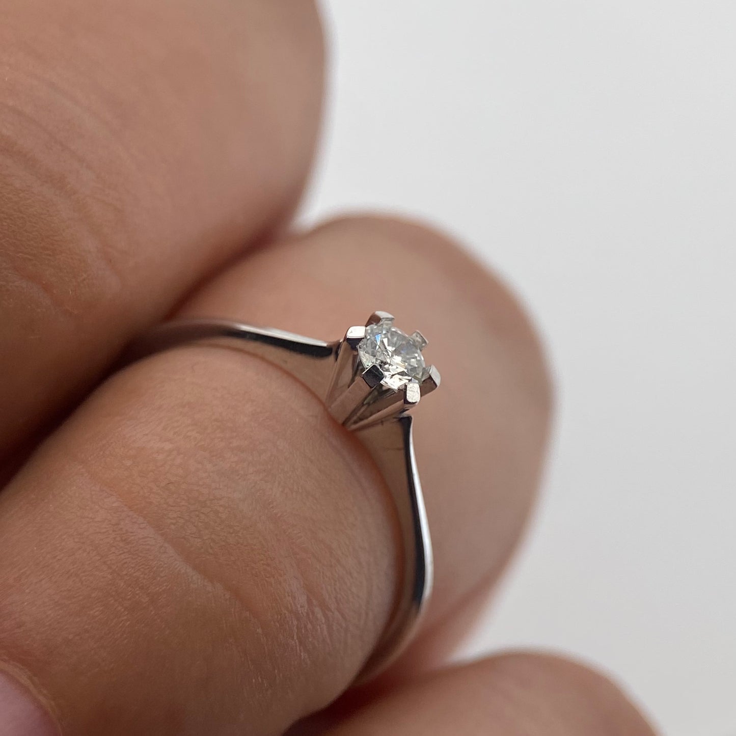Anillo en Oro blanco de 14k con Diamante Mod: OF1886