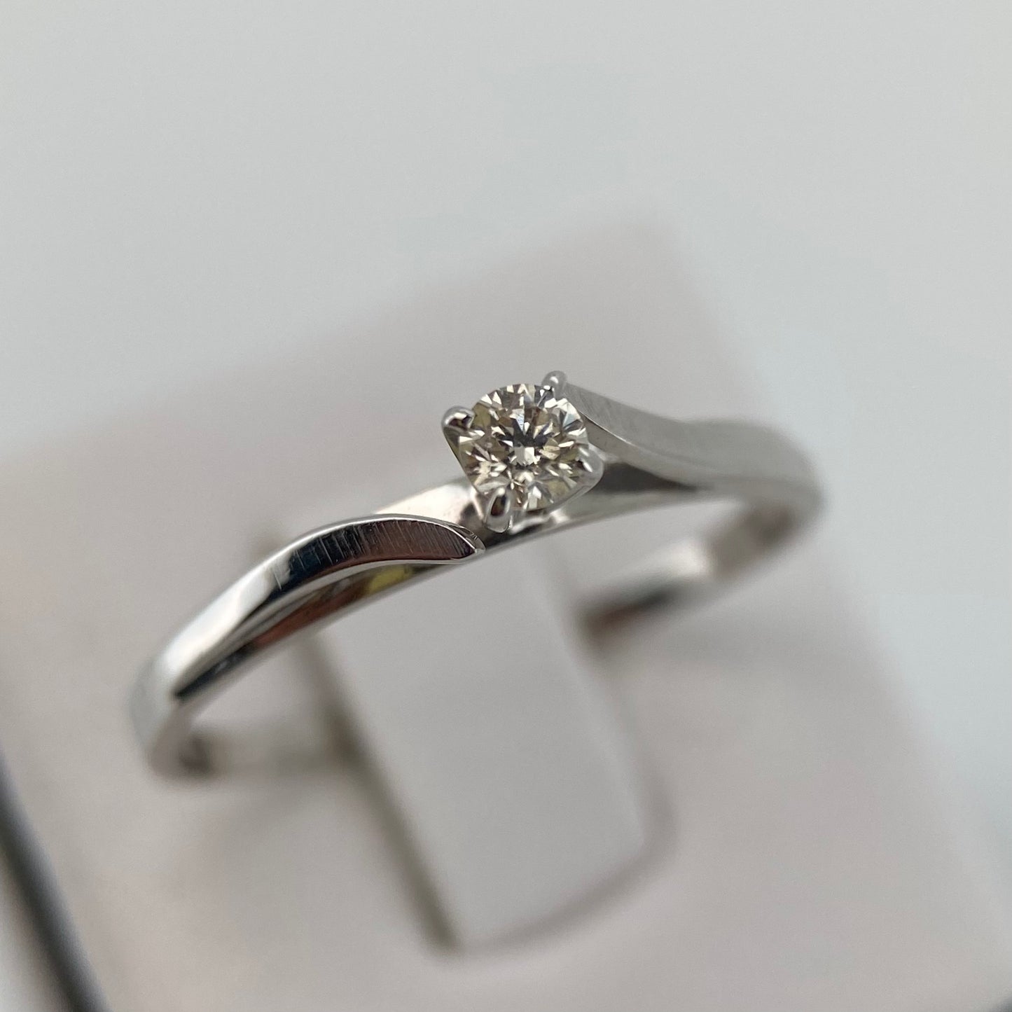 Anillo en Oro blanco de 14k con Diamante Mod: OF1885