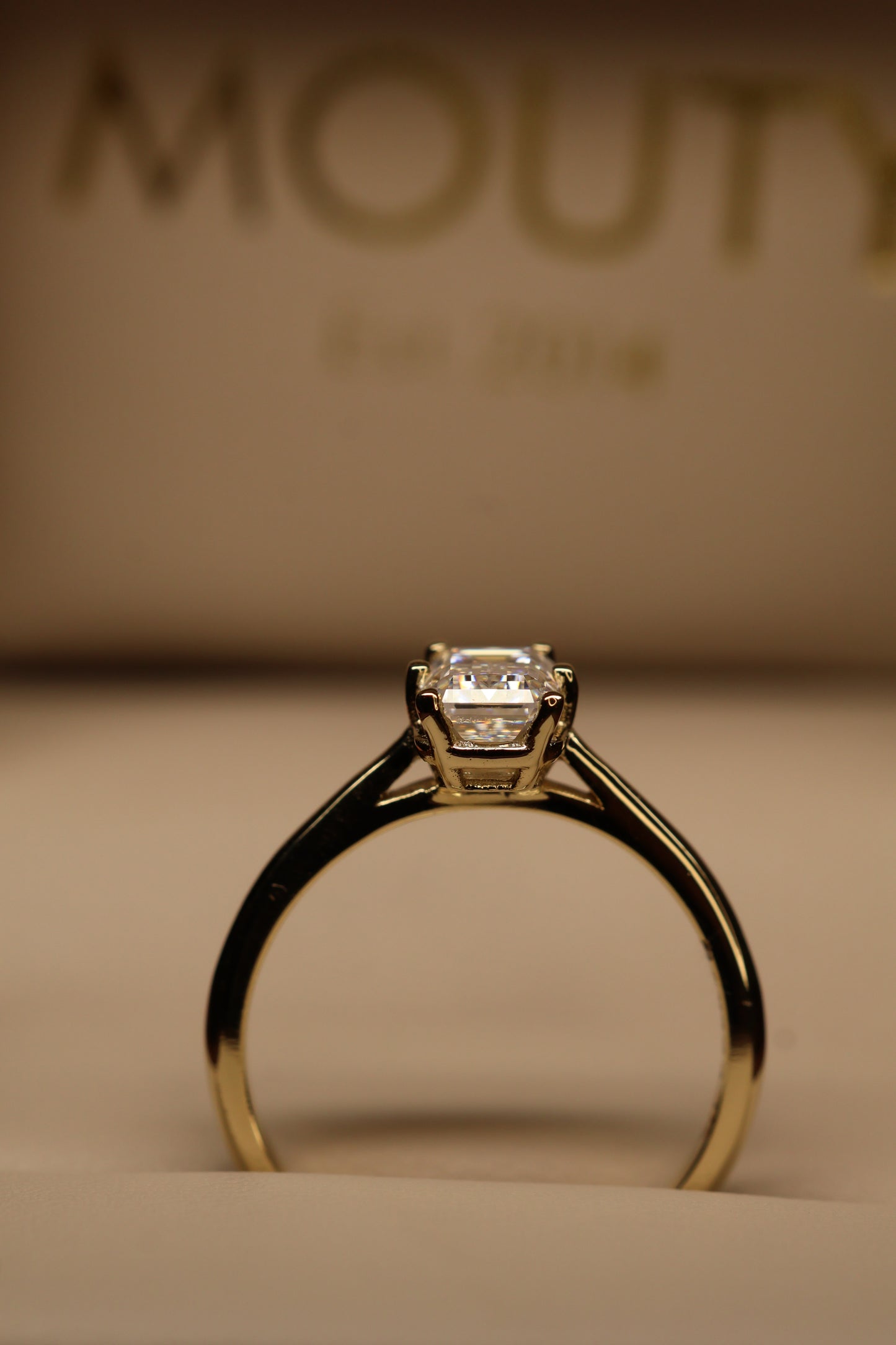 Anillo Emilia en Oro Amarillo 14k 1.0cts con Moissanita GRA Modelo 15354