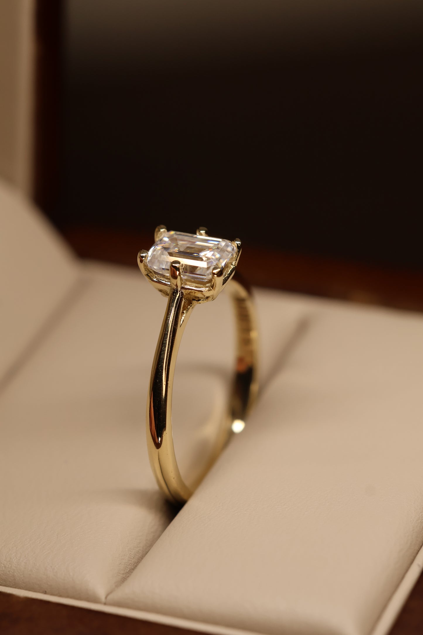 Anillo Emilia en Oro Amarillo 14k 1.0cts con Moissanita GRA Modelo 15354