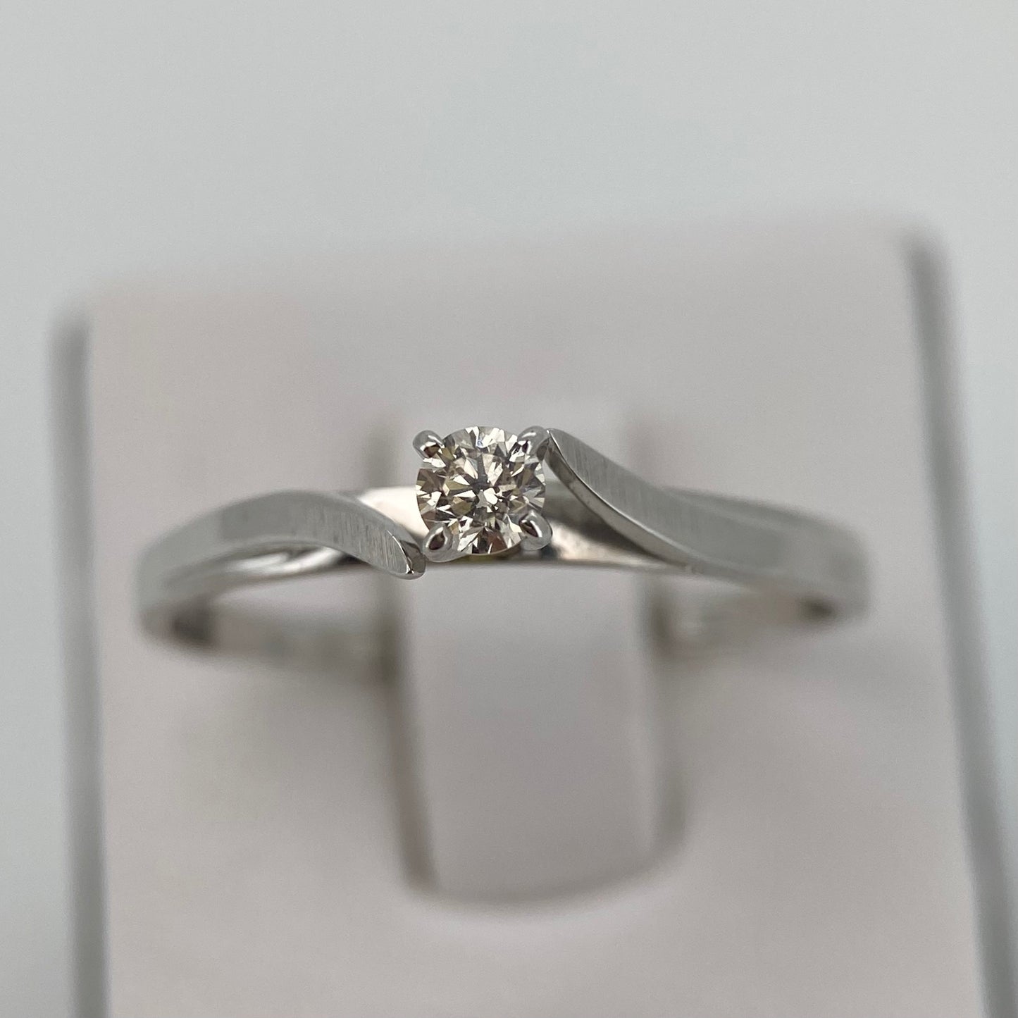 Anillo en Oro blanco de 14k con Diamante Mod: OF1885