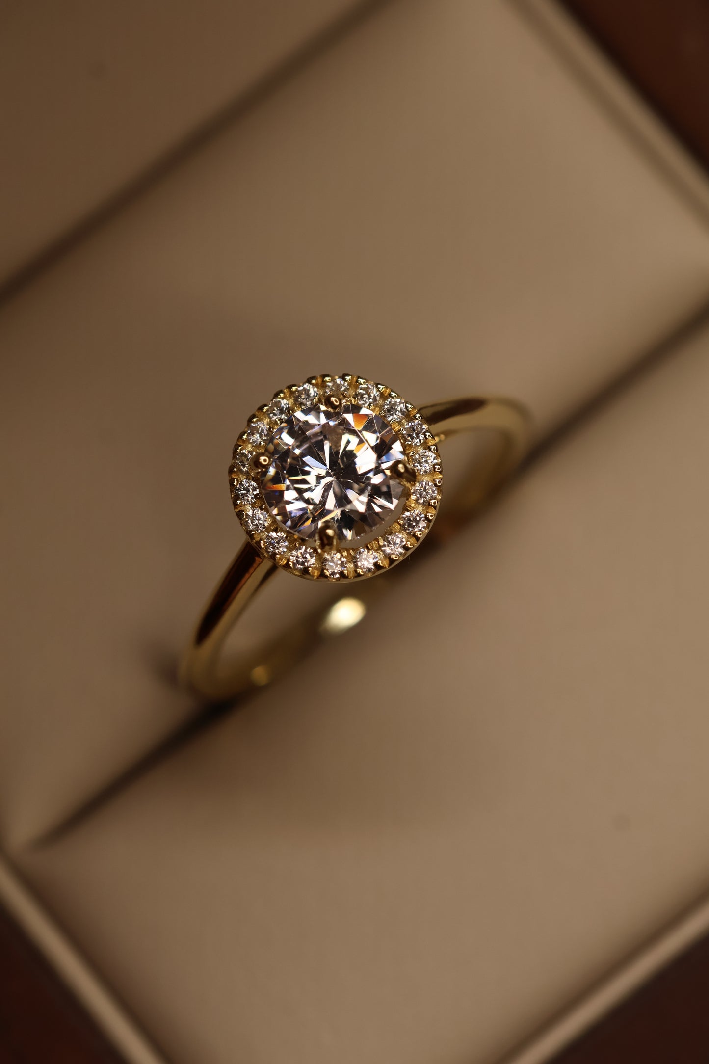 Anillo en Oro Amarillo 14k con Circonias Mod.15895