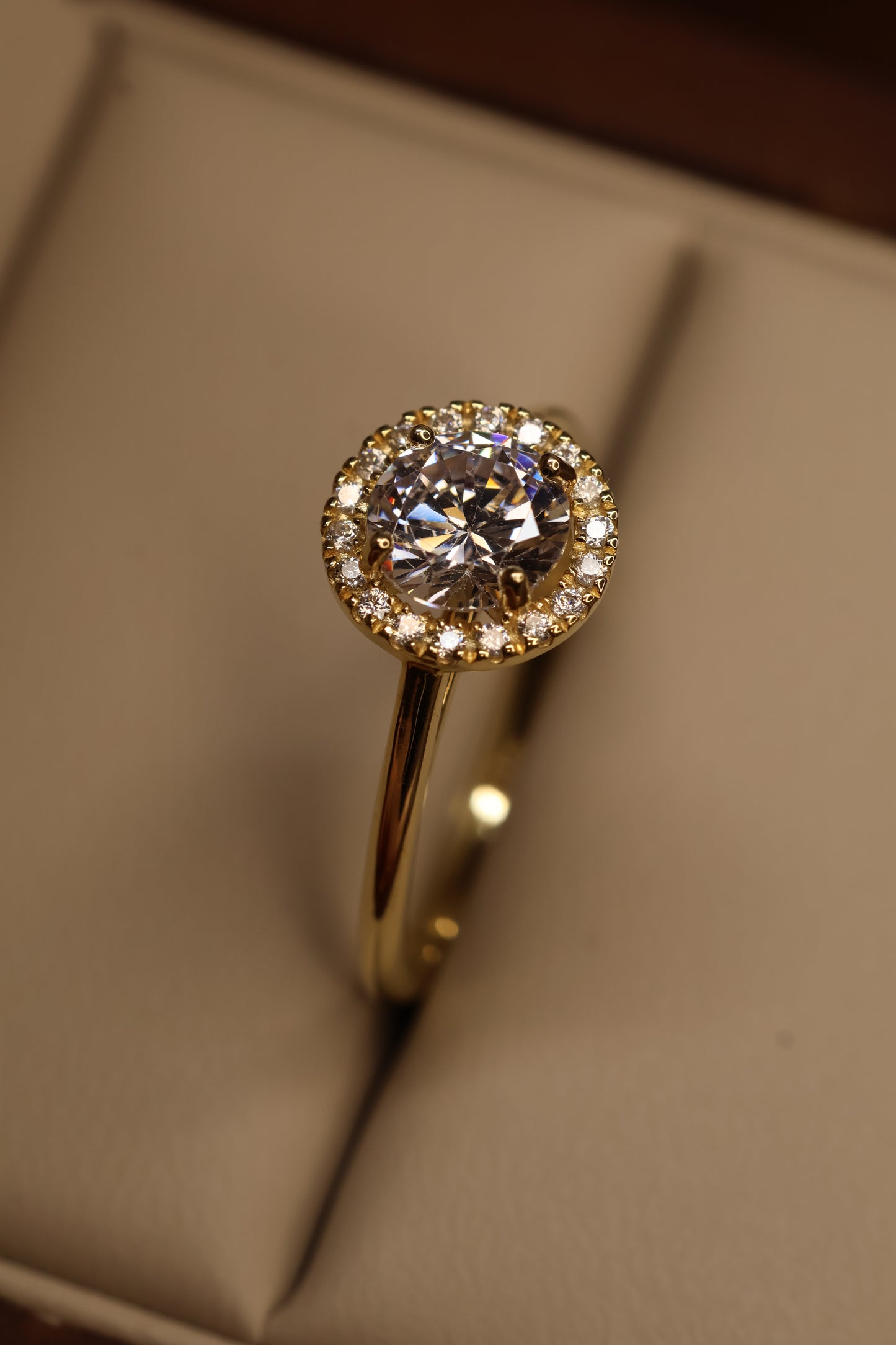 Anillo en Oro Amarillo 14k con Circonias Mod.15895