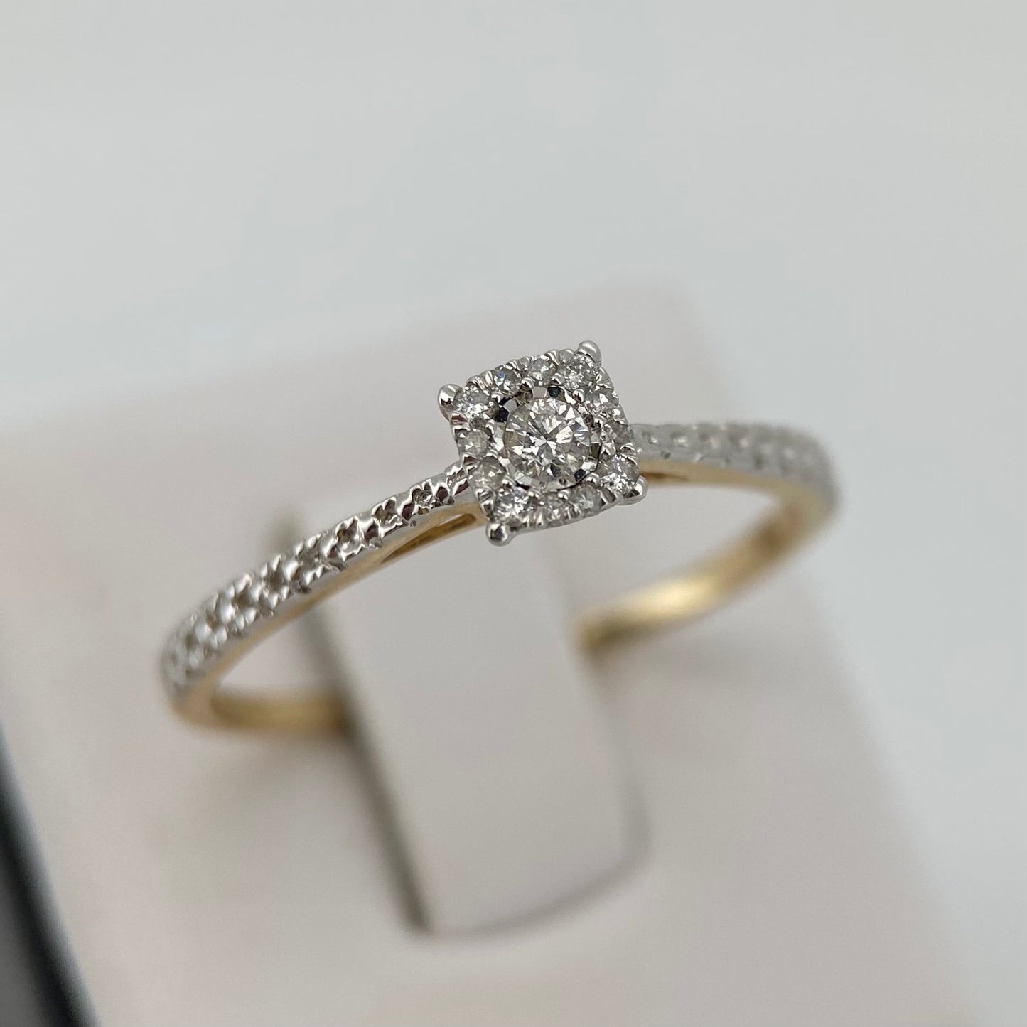 Anillo en Oro Amarillo de 14k con Diamantes Mod: OF1775