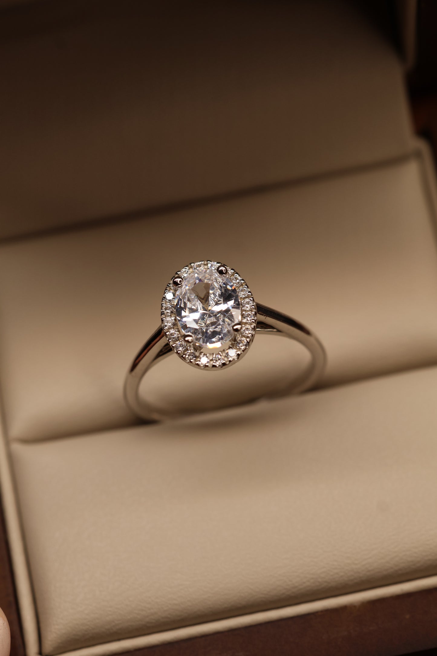Anillo Sienna solitario en Oro Blanco 14k con Circonias Mod.15894