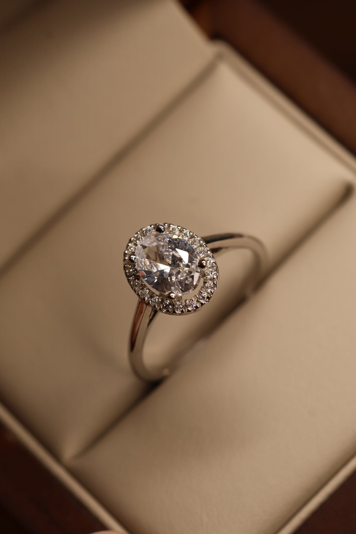 Anillo Sienna solitario en Oro Blanco 14k con Circonias Mod.15894