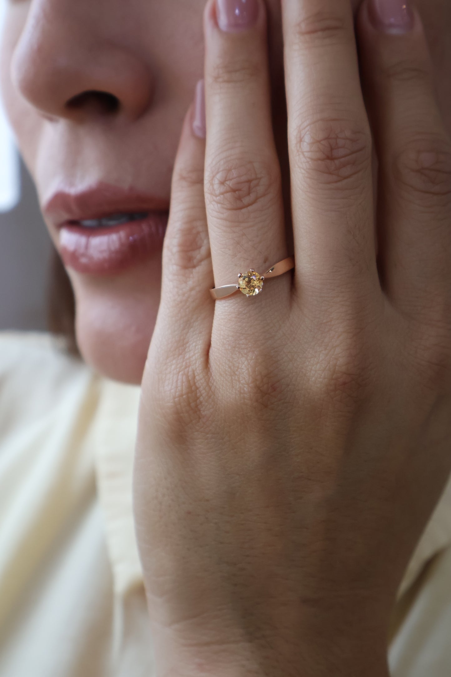 Anillo Hailey en Oro Rosa 14k con Topacio 0.50 ct