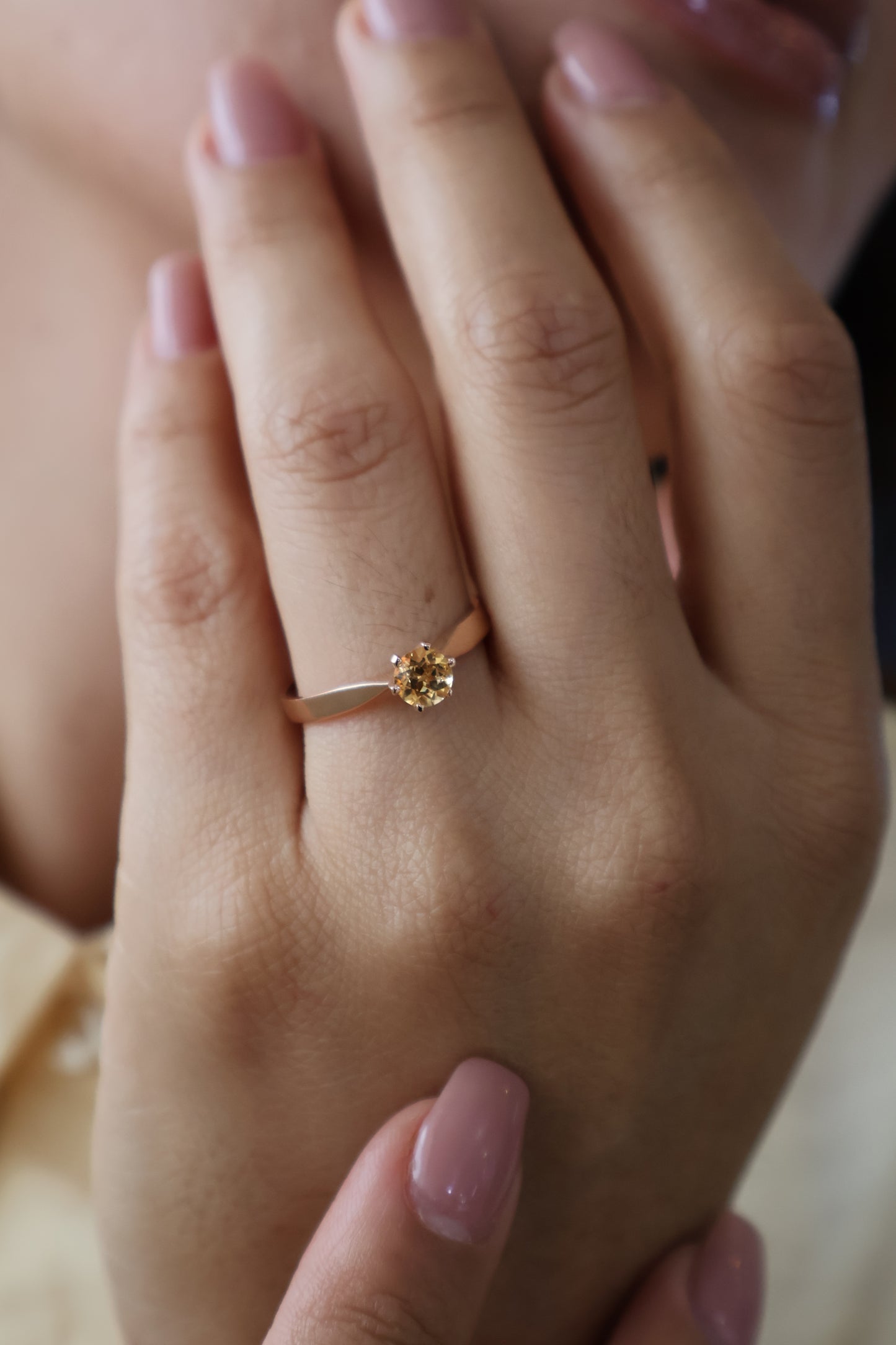 Anillo Hailey en Oro Rosa 14k con Topacio 0.50 ct