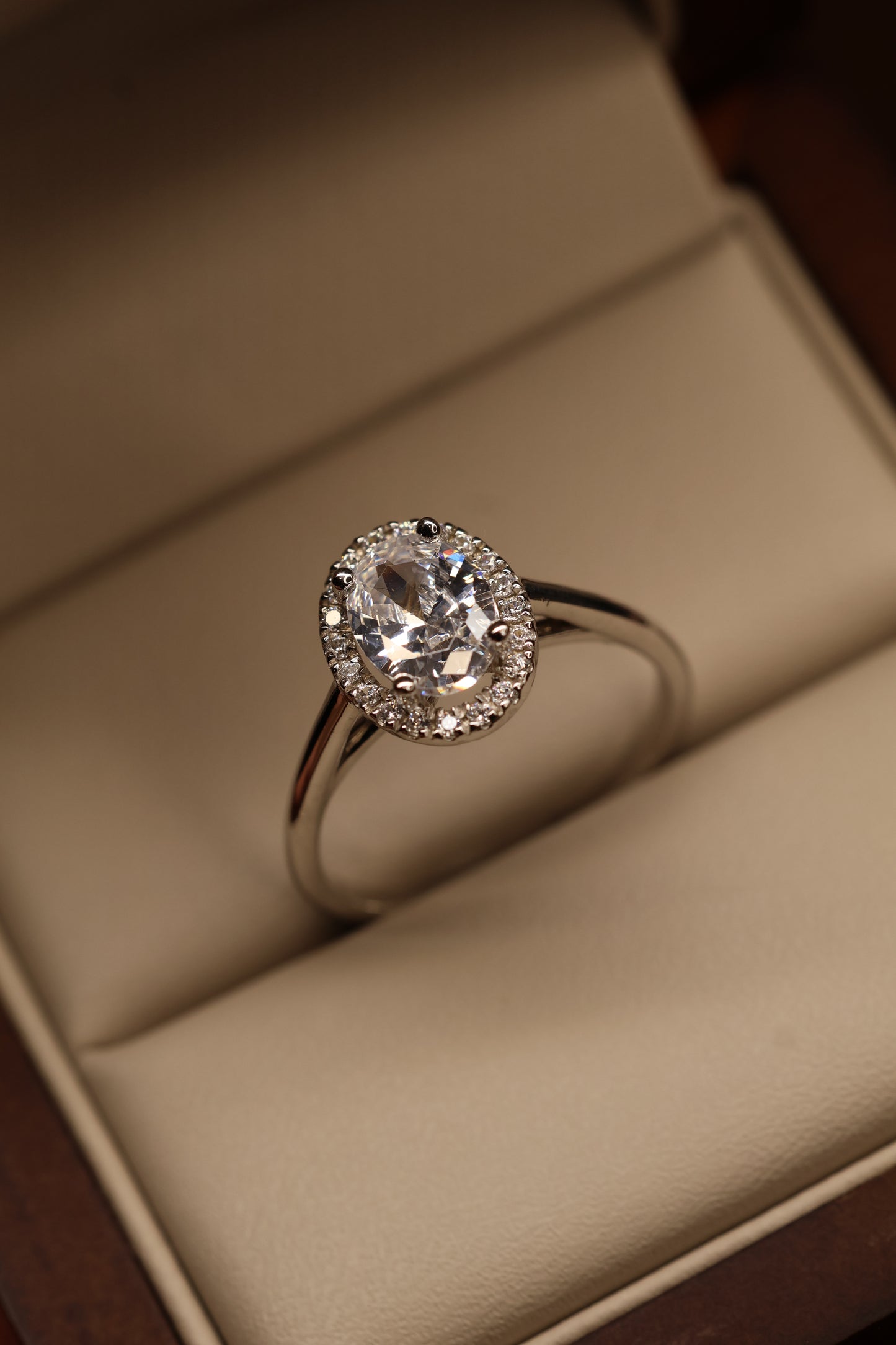 Anillo Sienna solitario en Oro Blanco 14k con Circonias Mod.15894