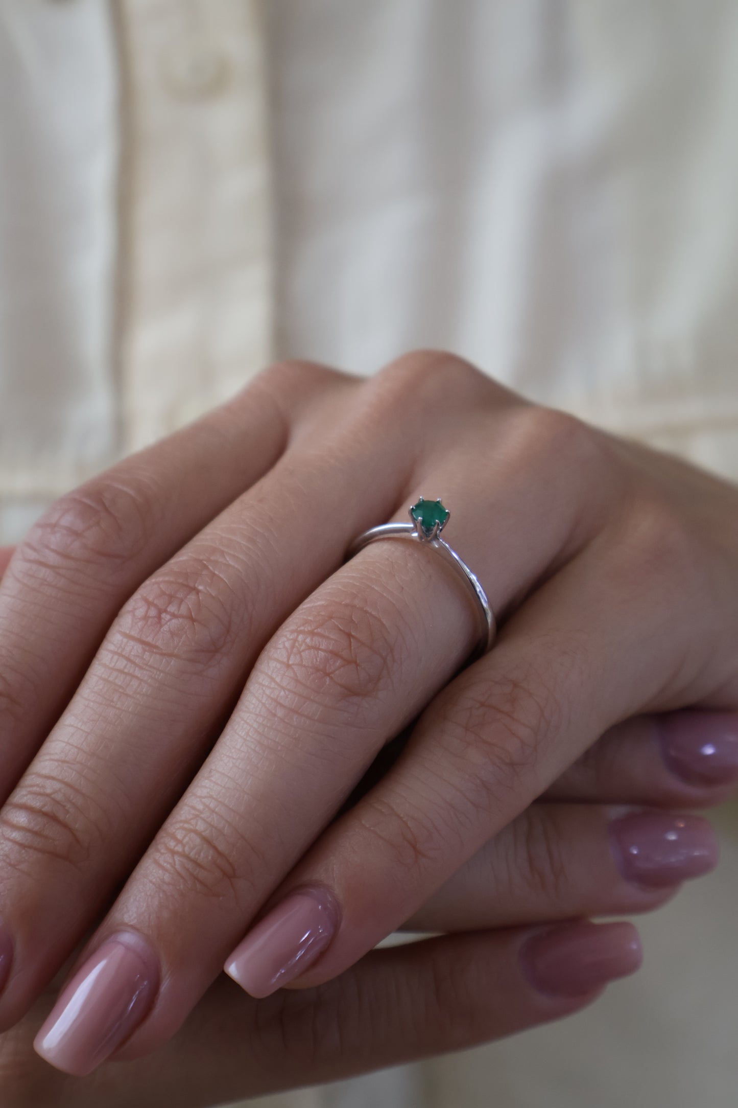 Anillo Samantha en Oro Blanco 14k con Esmeralda 0.40 ct
