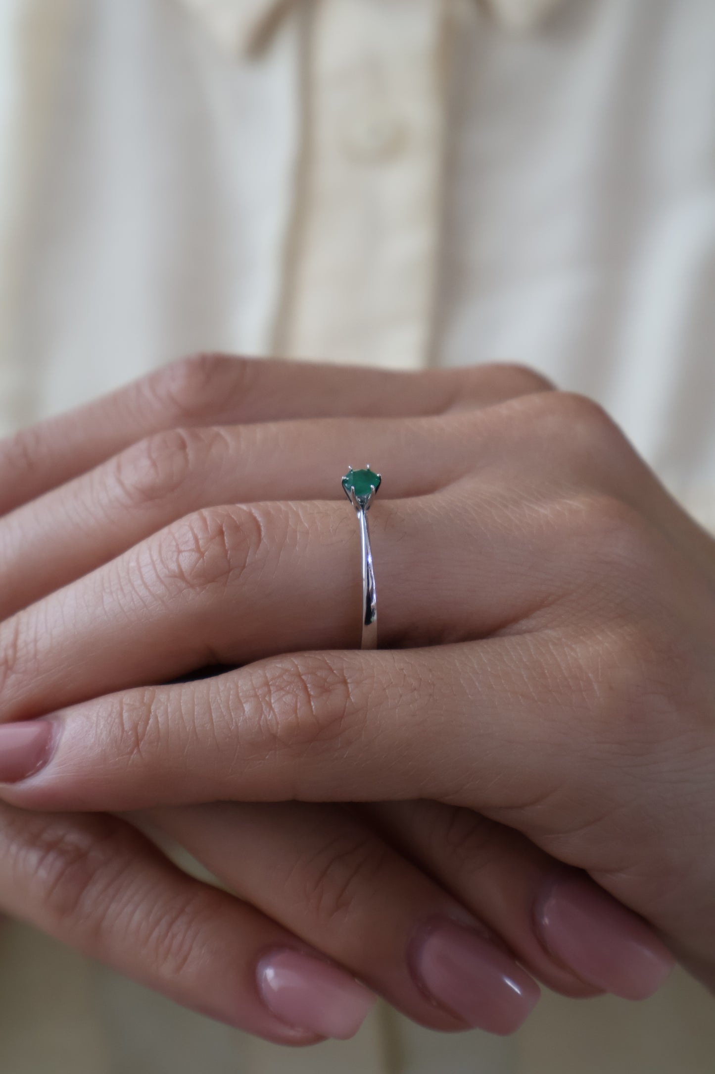 Anillo Samantha en Oro Blanco 14k con Esmeralda 0.40 ct