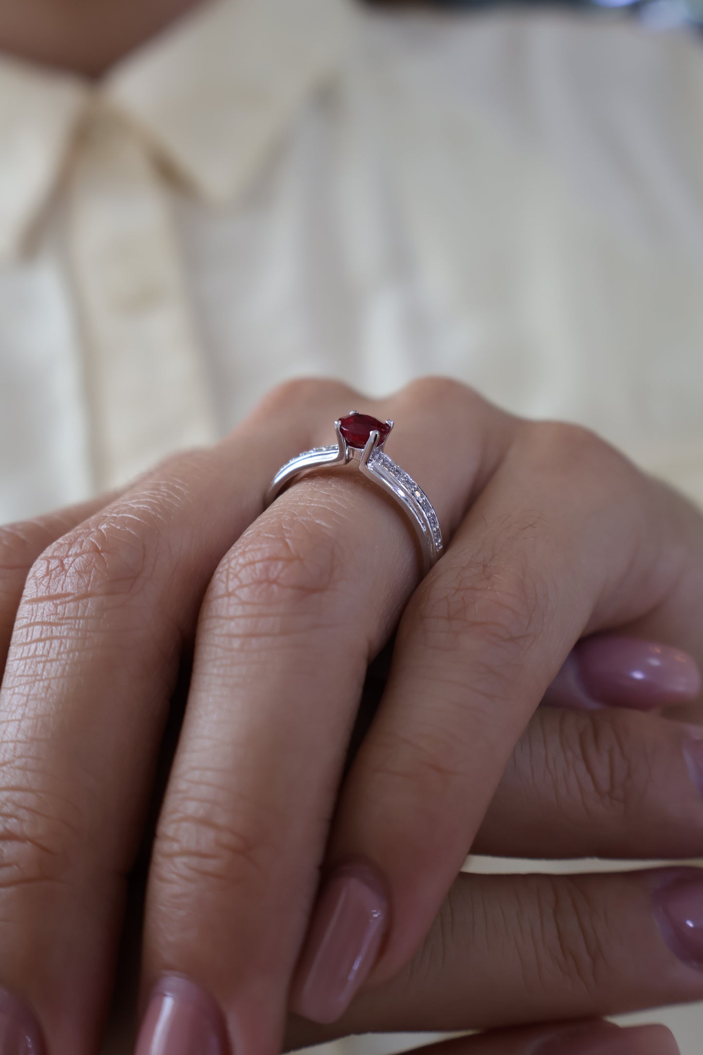 Anillo Ariel en Oro Blanco 14k con Rubi 0.60 ct