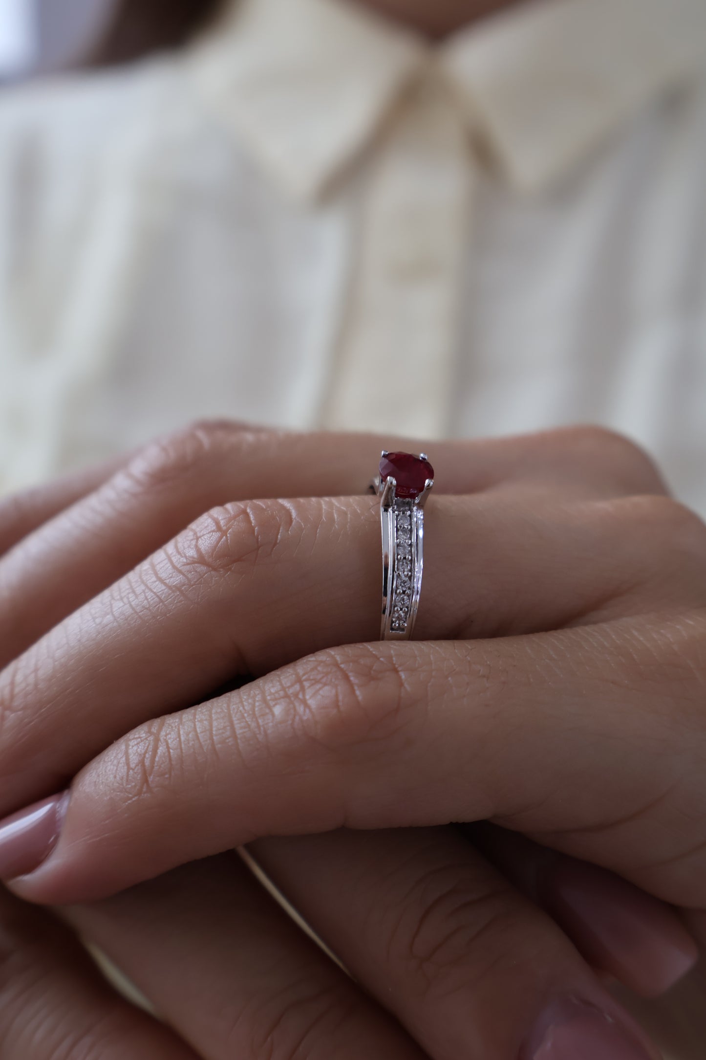 Anillo Ariel en Oro Blanco 14k con Rubi 0.60 ct