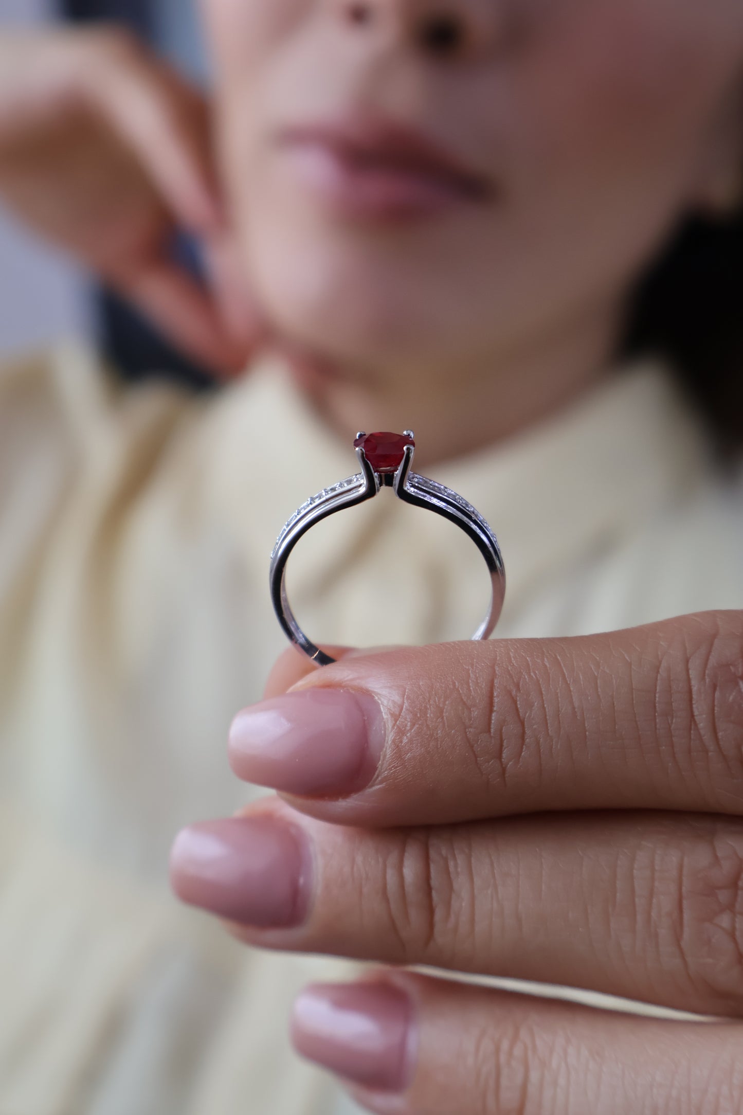Anillo Ariel en Oro Blanco 14k con Rubi 0.60 ct