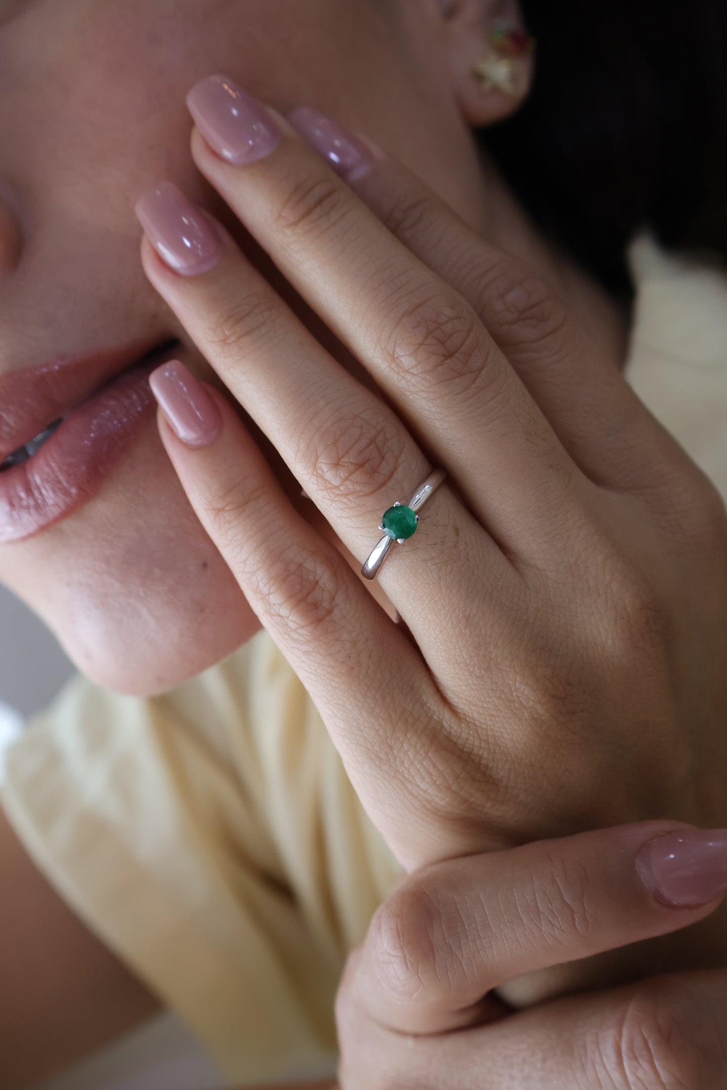 Anillo Alaia en Oro Blanco 14k con Esmeralda 0.50 ct