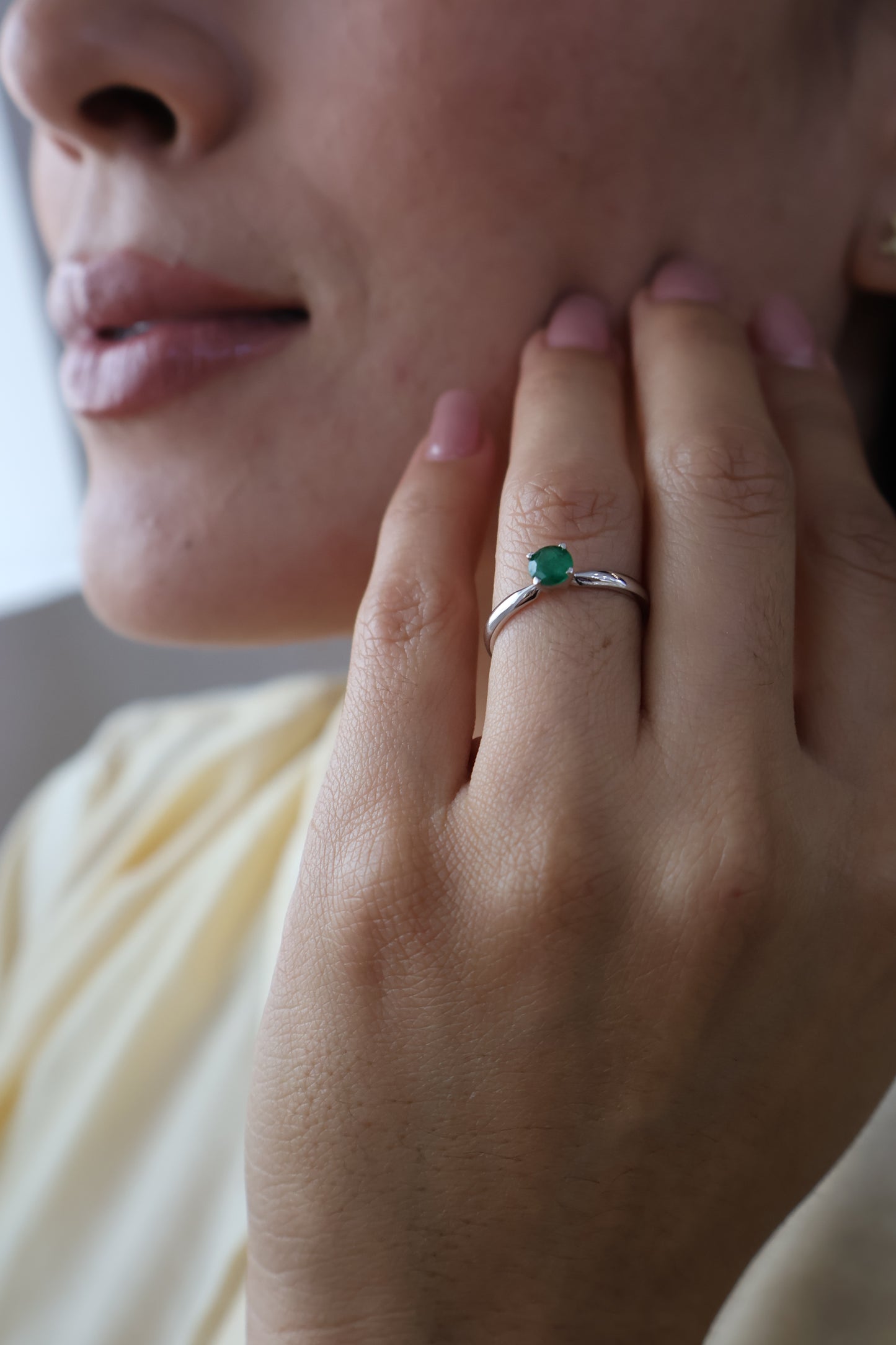 Anillo Alaia en Oro Blanco 14k con Esmeralda 0.50 ct