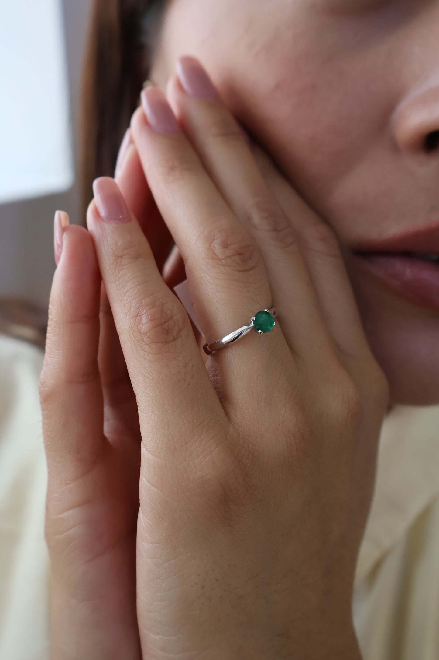 Anillo Alaia en Oro Blanco 14k con Esmeralda 0.50 ct