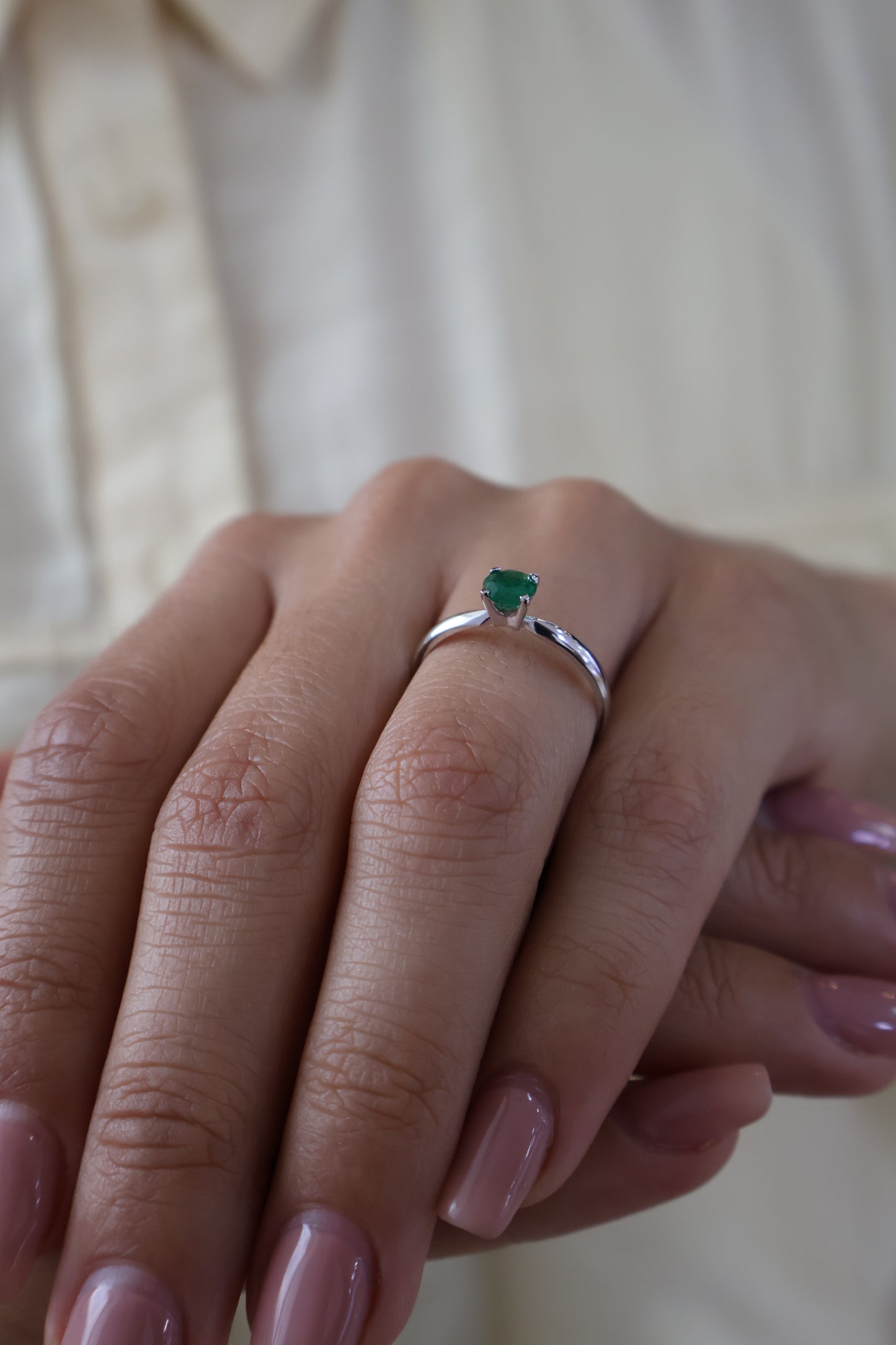 Anillo Alaia en Oro Blanco 14k con Esmeralda 0.50 ct