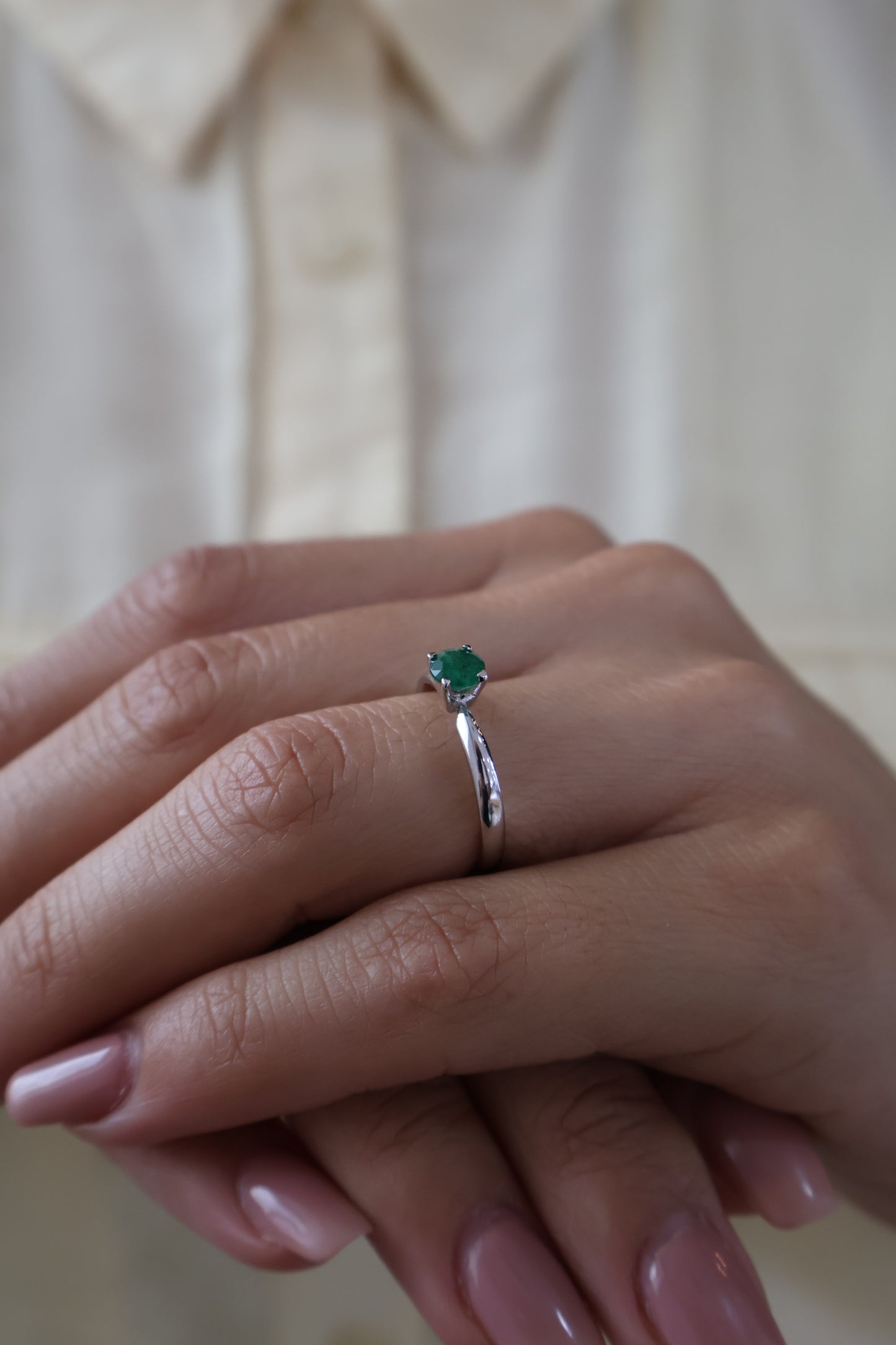 Anillo Alaia en Oro Blanco 14k con Esmeralda 0.50 ct