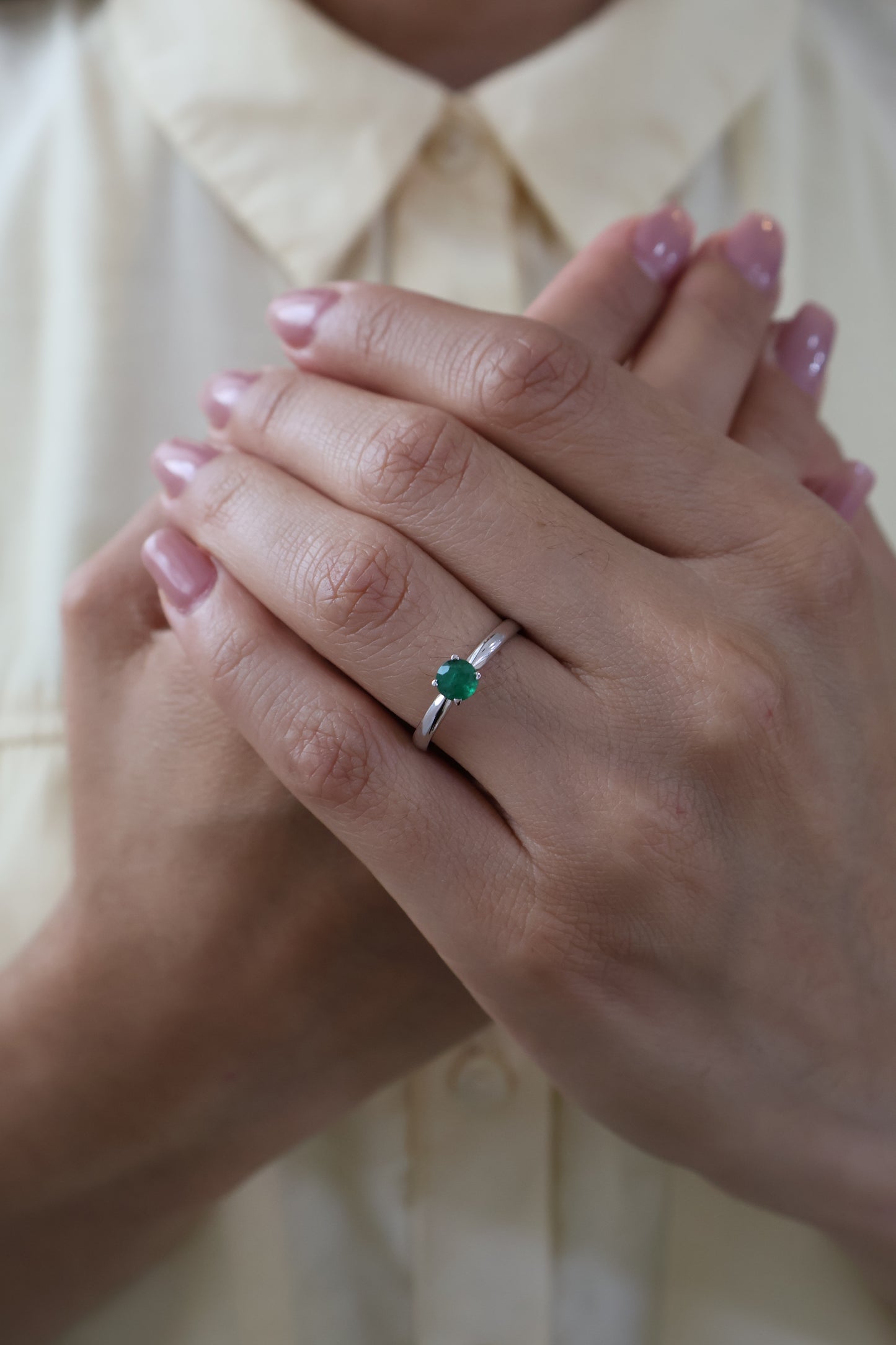 Anillo Alaia en Oro Blanco 14k con Esmeralda 0.50 ct