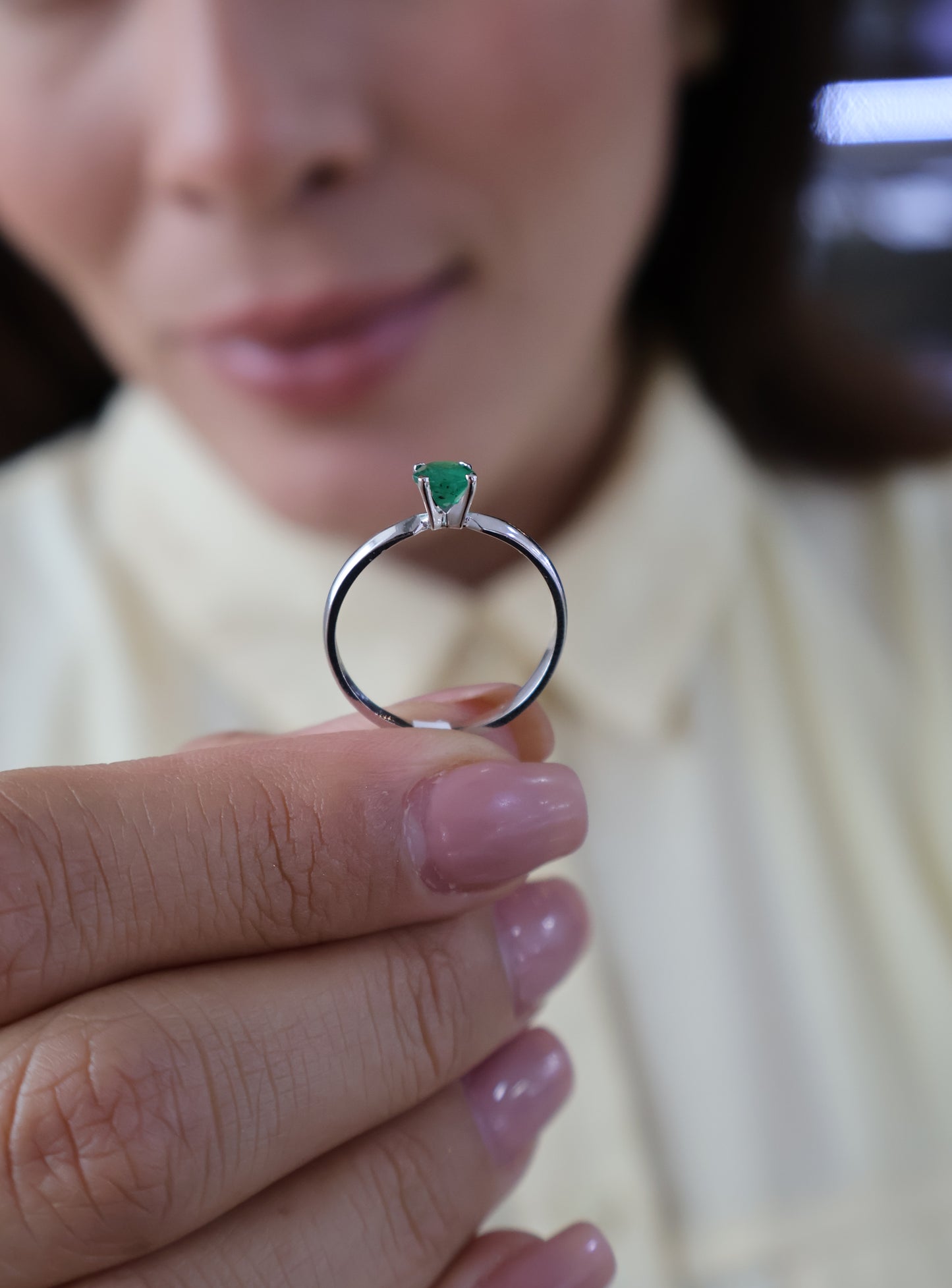 Anillo Alaia en Oro Blanco 14k con Esmeralda 0.50 ct