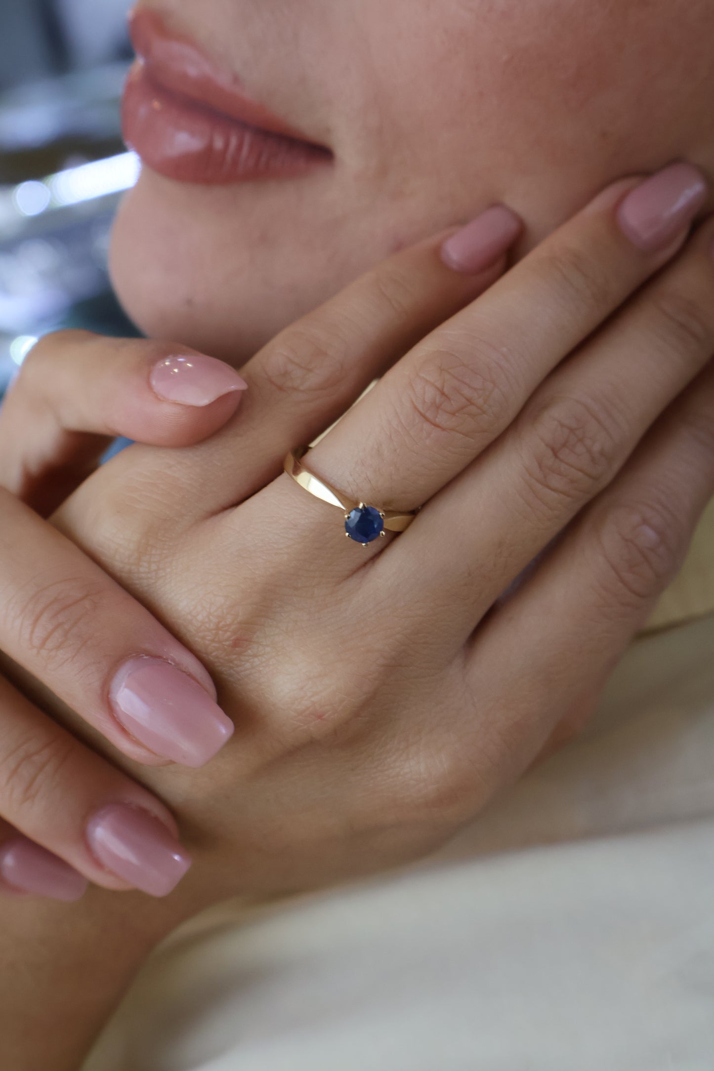 Anillo Kehlani en Oro Amarillo 14k con Zafiro 0.60 ct