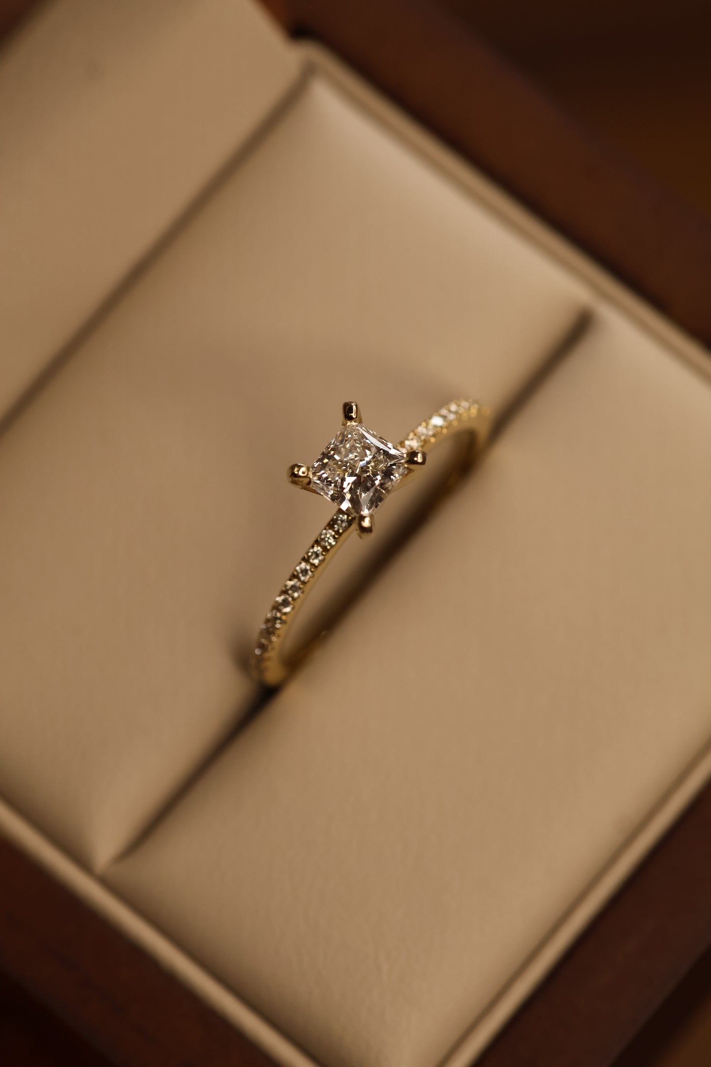 Anillo Soleil Oro Amarillo 14K con Diamante de Laboratorio de .55ct IGI