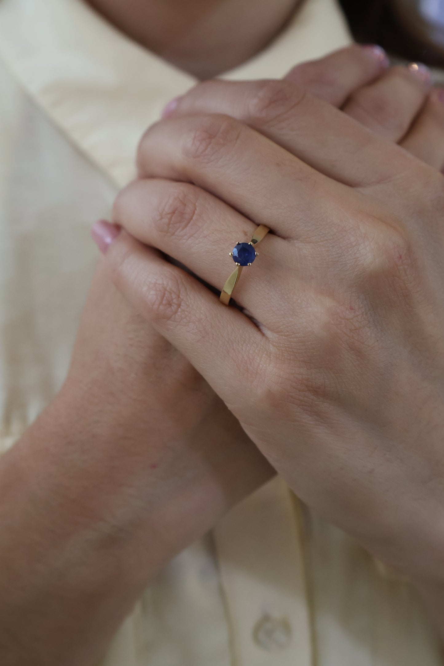 Anillo Kehlani en Oro Amarillo 14k con Zafiro 0.60 ct
