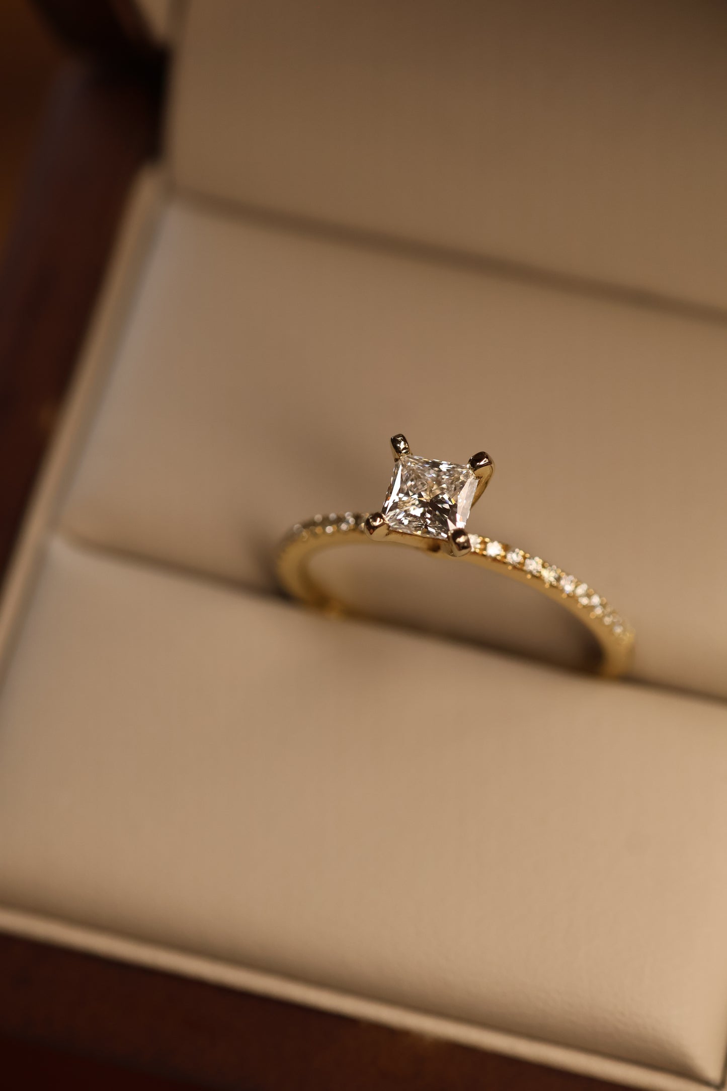Anillo Soleil Oro Amarillo 14K con Diamante de Laboratorio de .55ct IGI