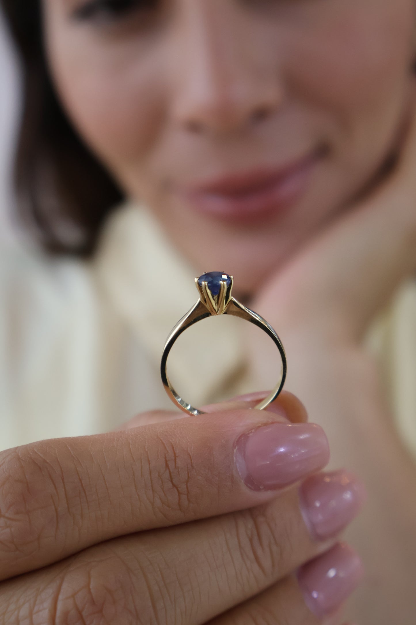 Anillo Kehlani en Oro Amarillo 14k con Zafiro 0.60 ct