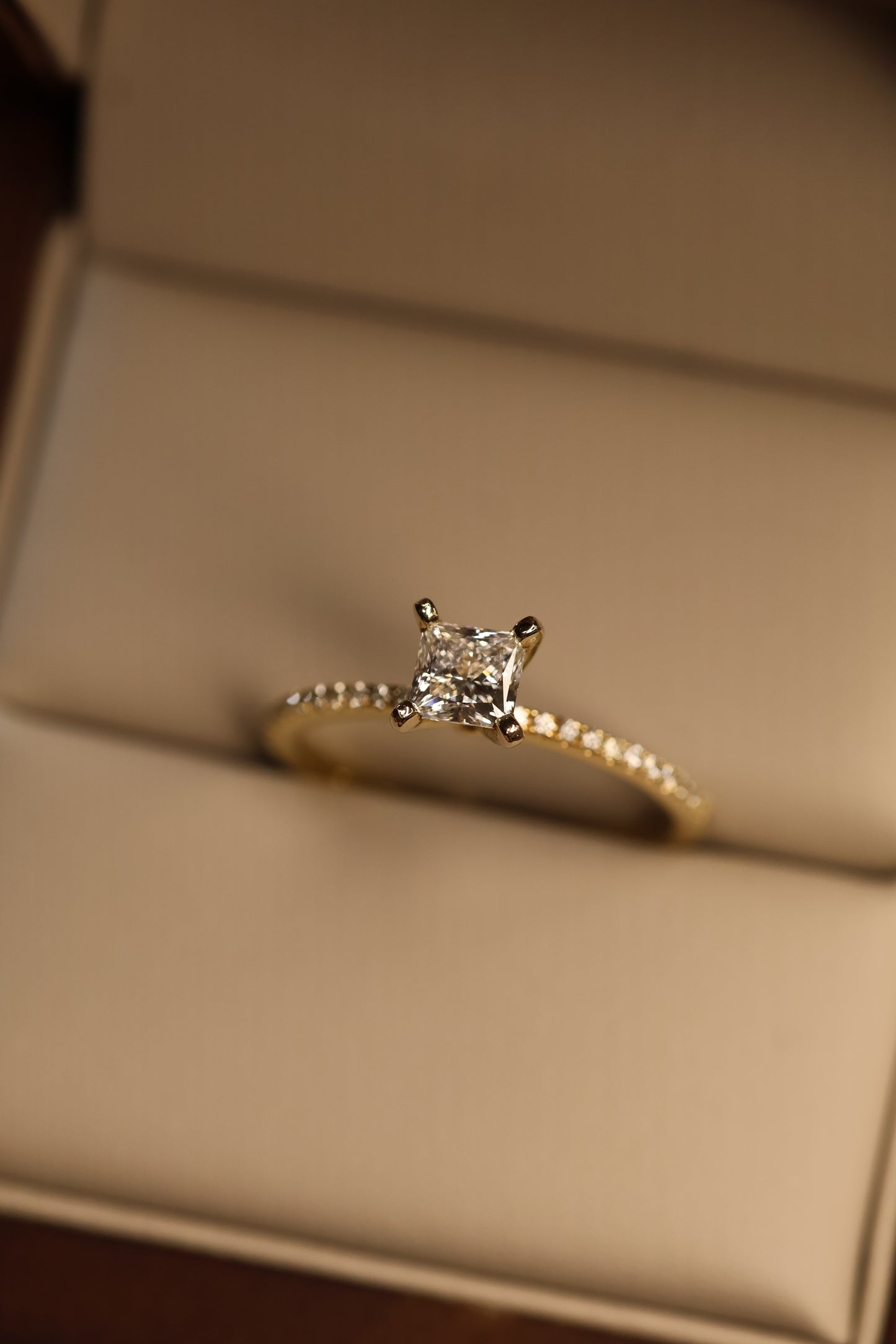 Anillo Soleil Oro Amarillo 14K con Diamante de Laboratorio de .55ct IGI