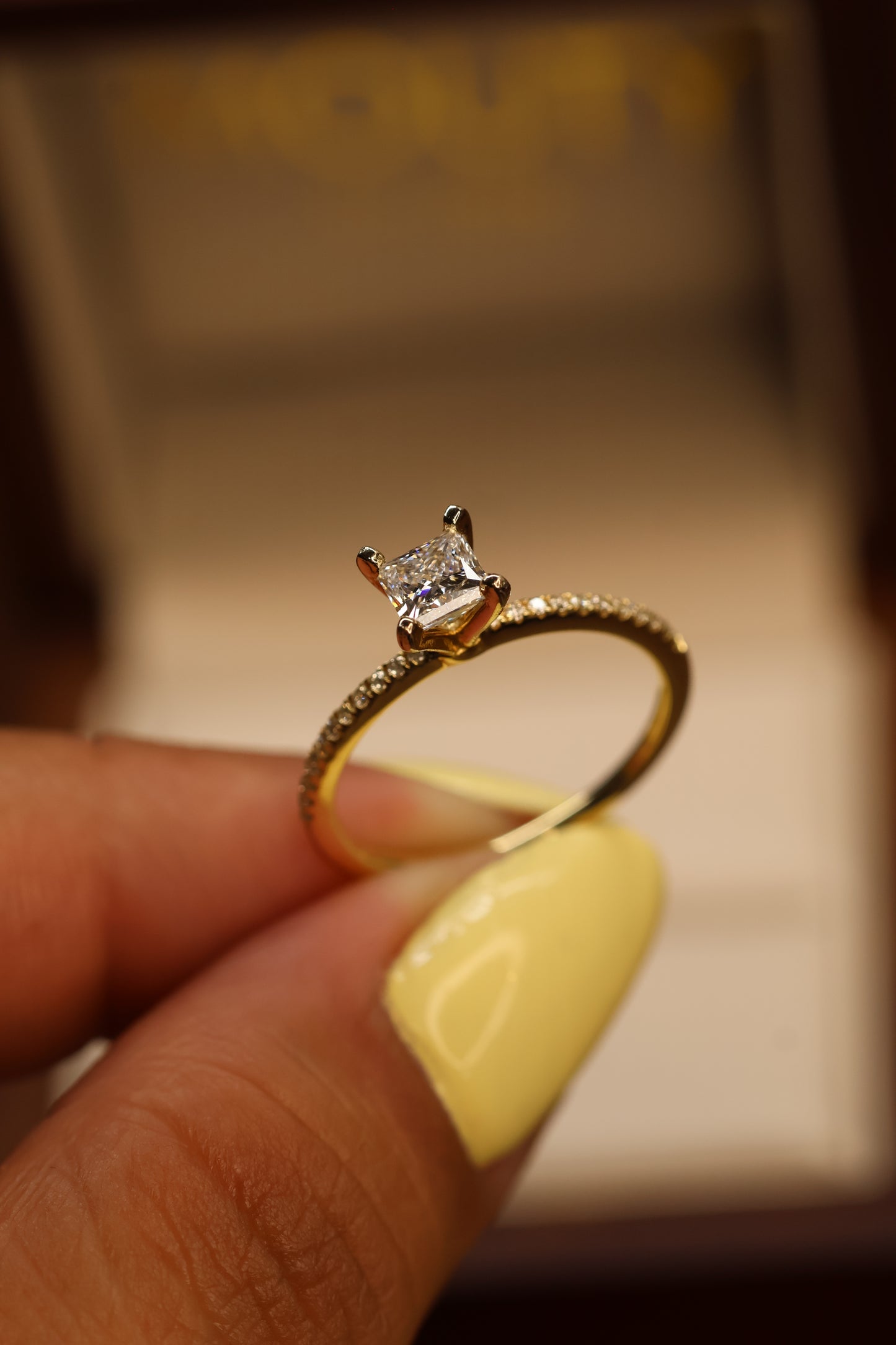 Anillo Soleil Oro Amarillo 14K con Diamante de Laboratorio de .55ct IGI
