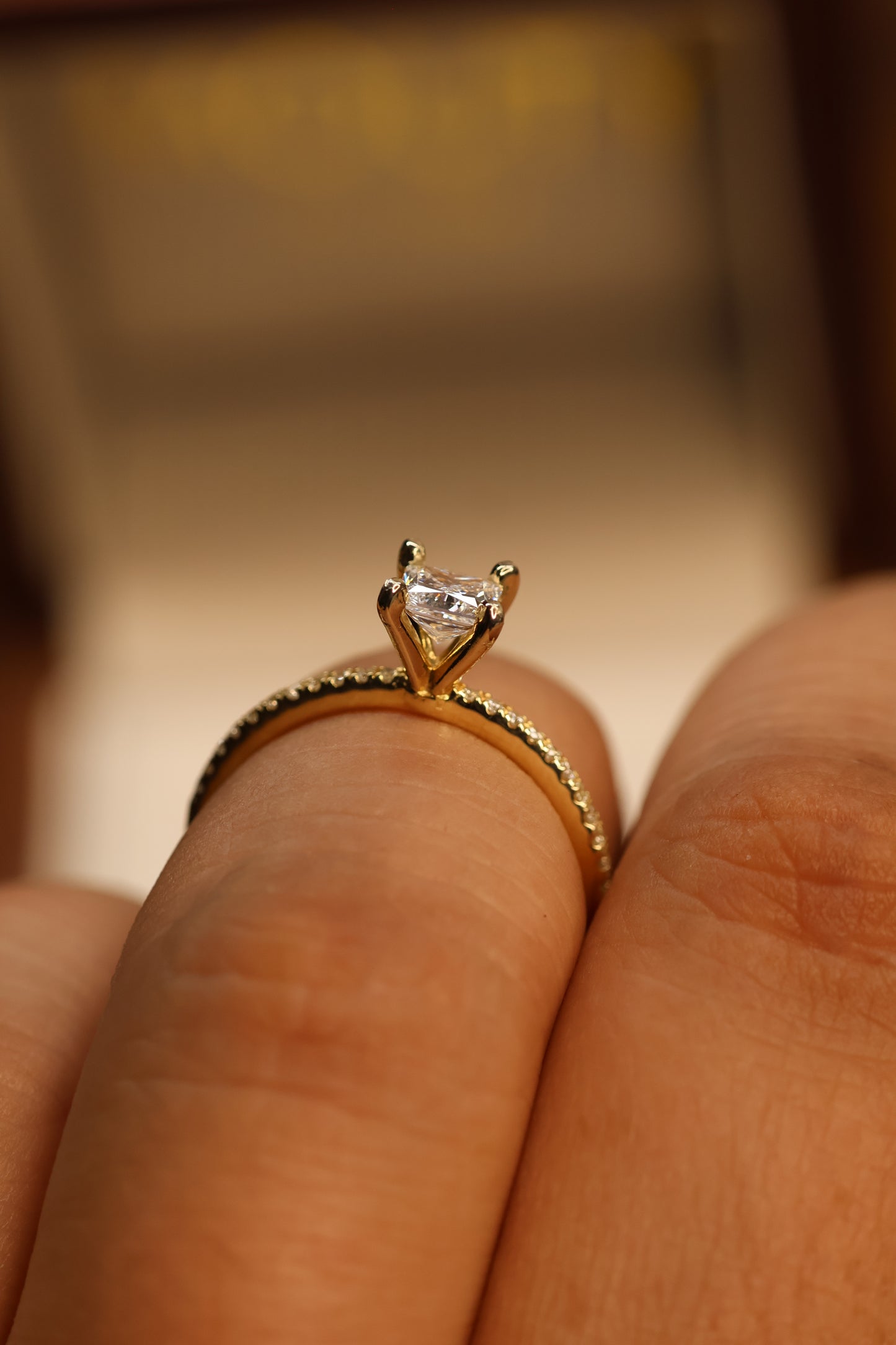 Anillo Soleil Oro Amarillo 14K con Diamante de Laboratorio de .55ct IGI