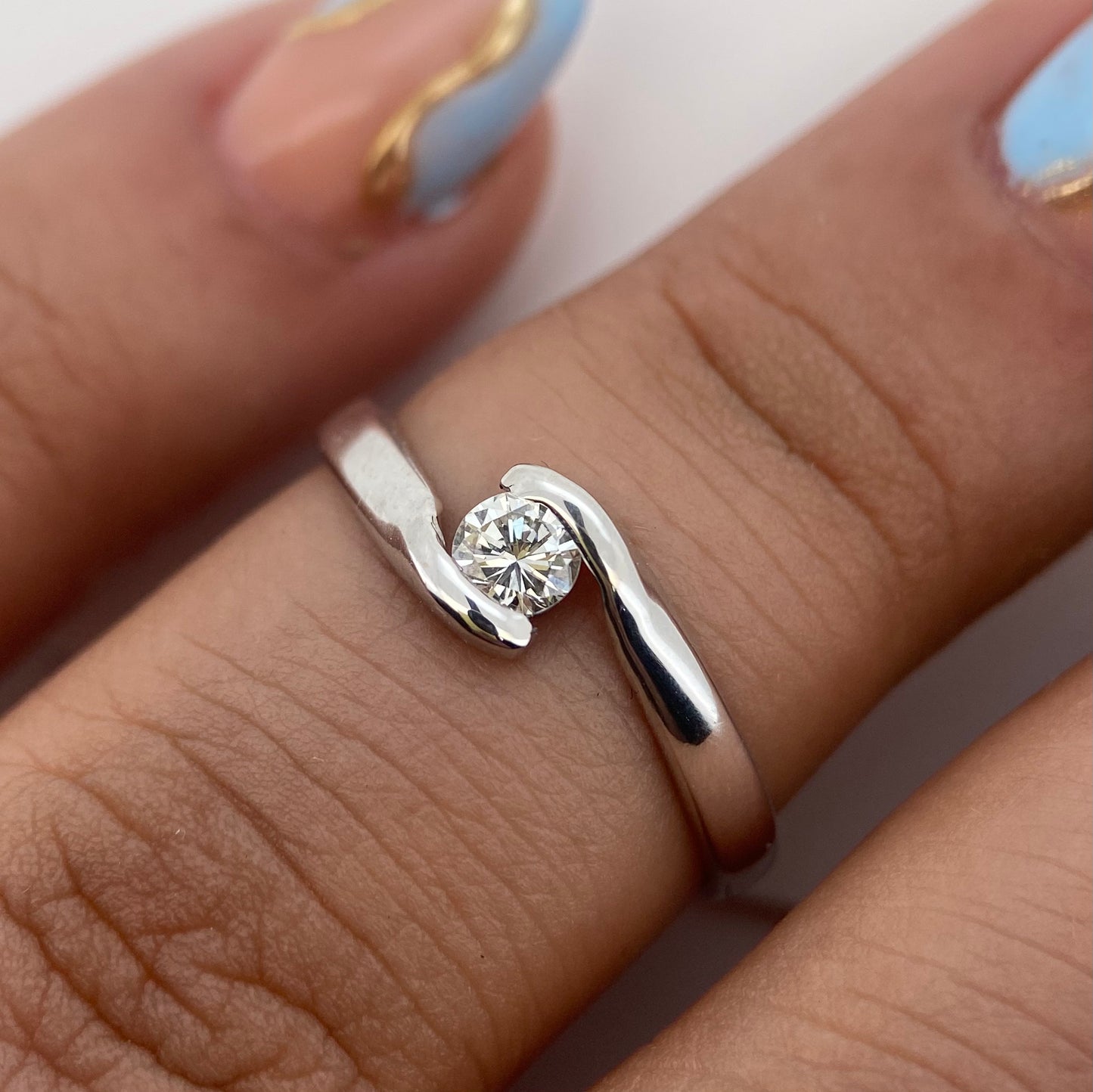 Anillo en Oro blanco de 14k con Diamante Mod: OF1880