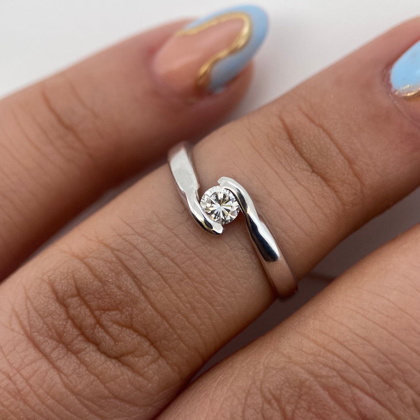 Anillo en Oro blanco de 14k con Diamante Mod: OF1880