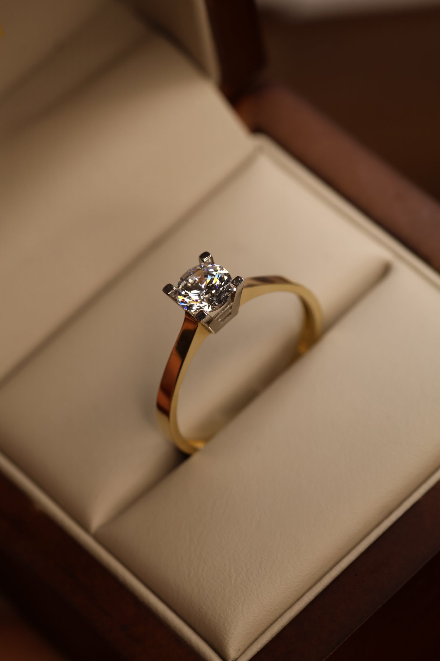 Anillo en Oro Amarillo 14k con Circonia Mod. 15843