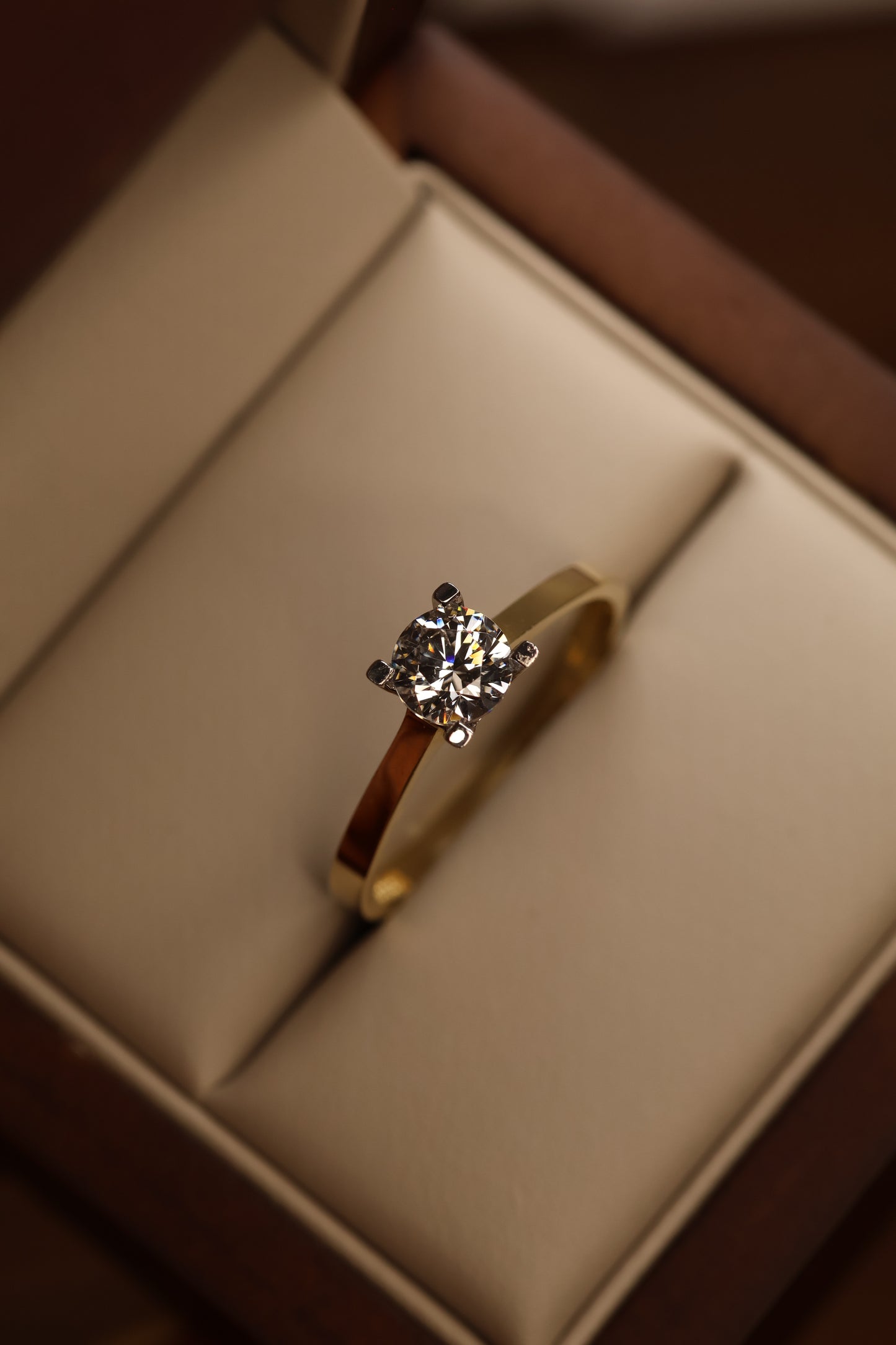 Anillo en Oro Amarillo 14k con Circonia Mod. 15843