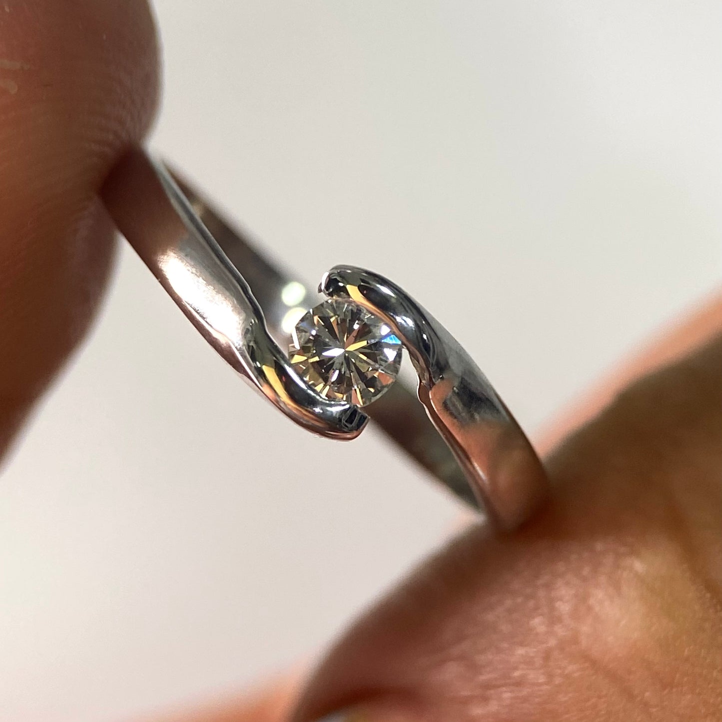 Anillo en Oro blanco de 14k con Diamante Mod: OF1880