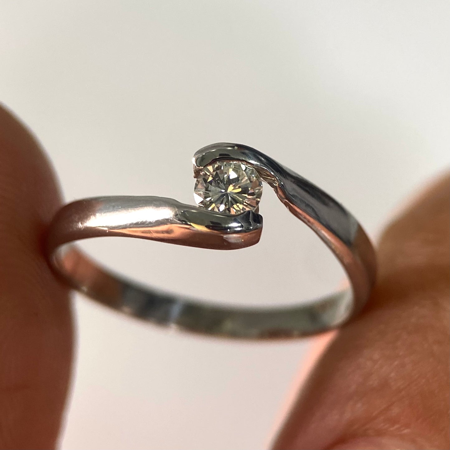 Anillo en Oro blanco de 14k con Diamante Mod: OF1880