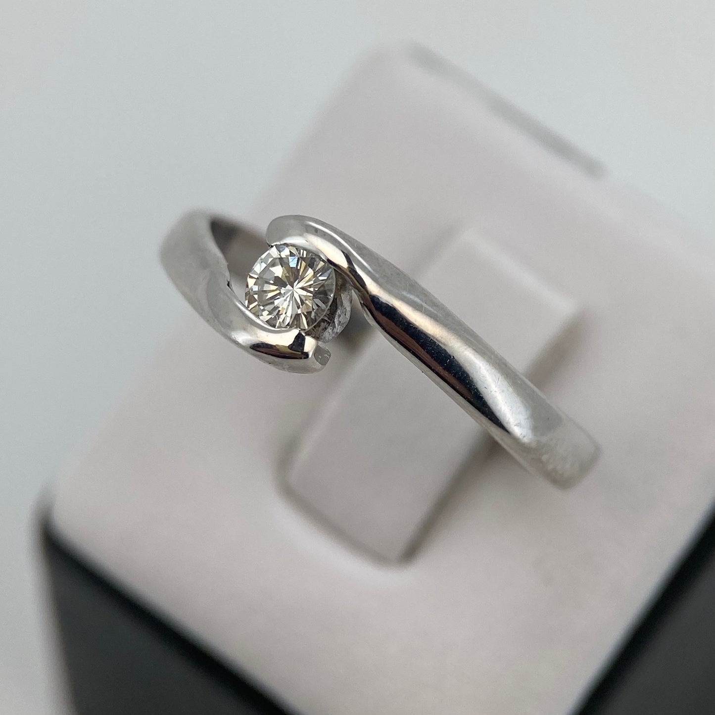 Anillo en Oro blanco de 14k con Diamante Mod: OF1880