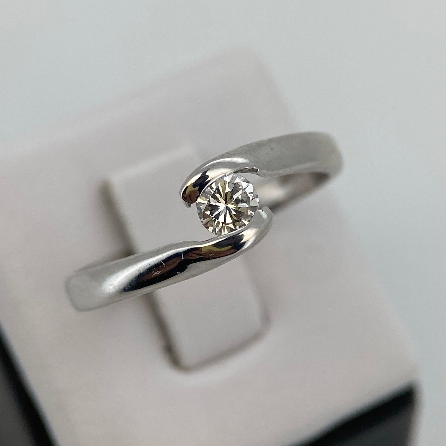 Anillo en Oro blanco de 14k con Diamante Mod: OF1880