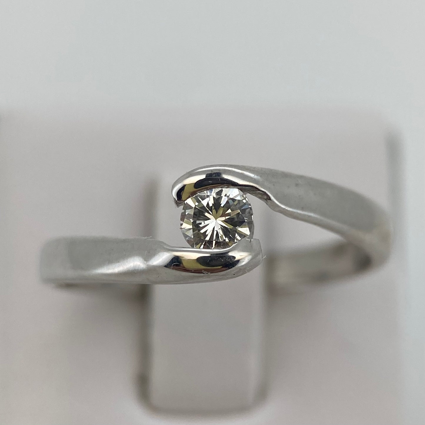 Anillo en Oro blanco de 14k con Diamante Mod: OF1880