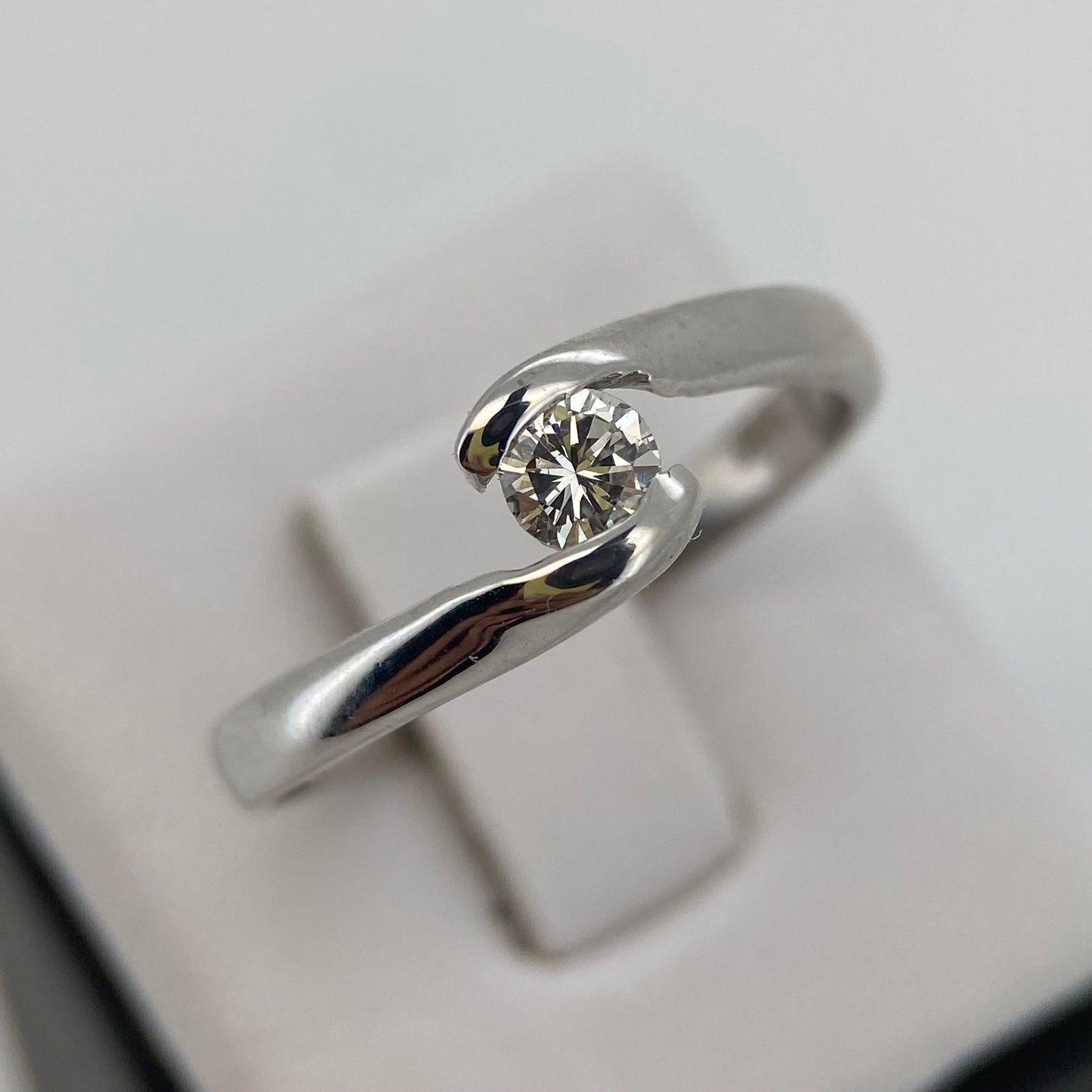 Anillo en Oro blanco de 14k con Diamante Mod: OF1880