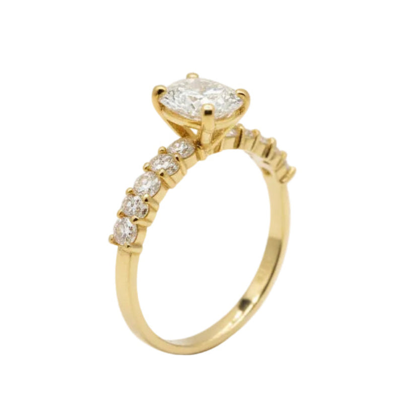 Anillo Danna en oro corte oval