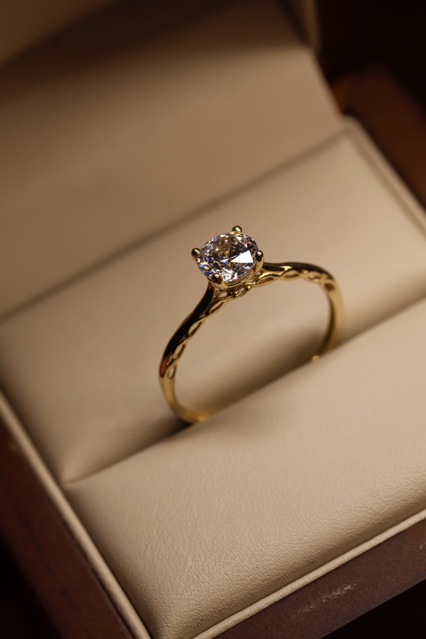 Anillo en Oro Amarillo 14k con Circonia Mod. 15870