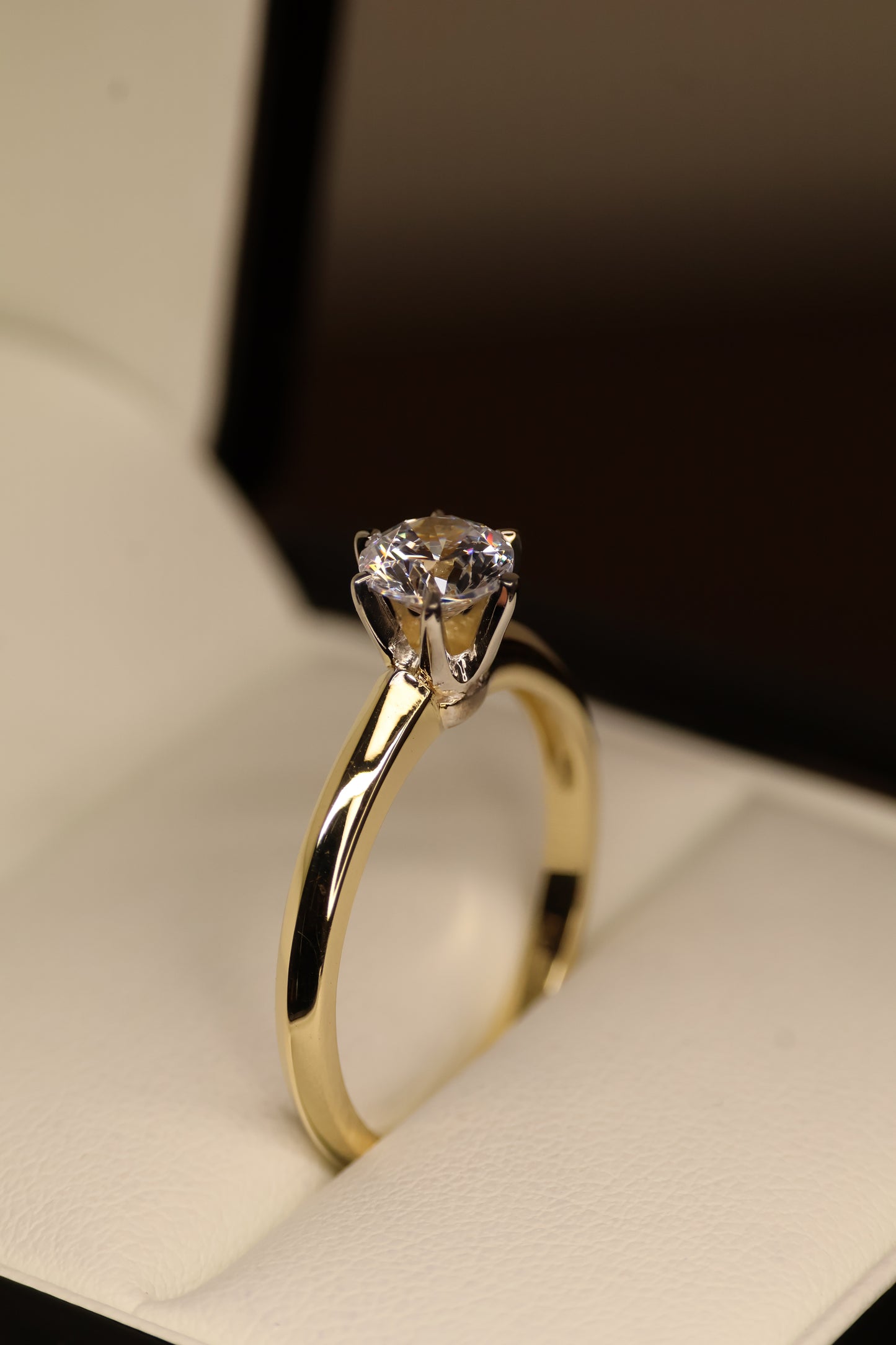 Anillo en Oro Amarillo 14k con Circonia Mod.15908