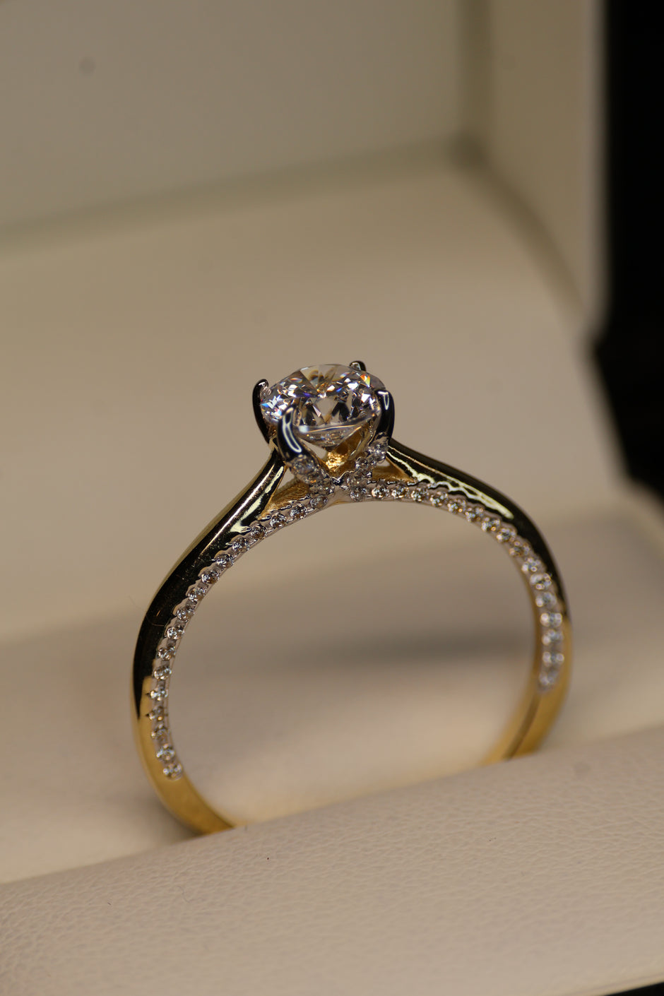 Anillo de compromiso en oro