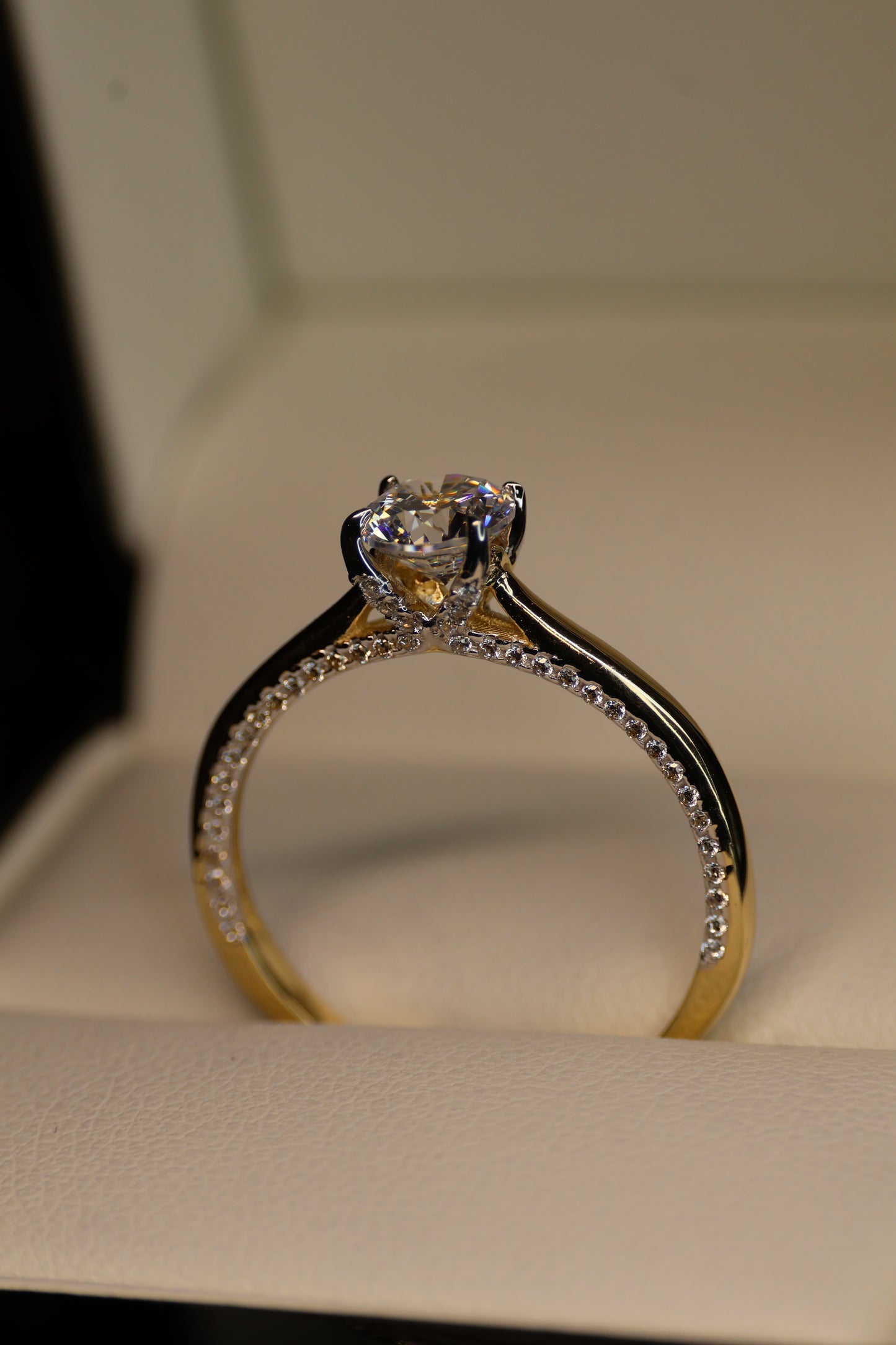 Anillo en Oro Amarillo 14k con Circonia Mod.15946